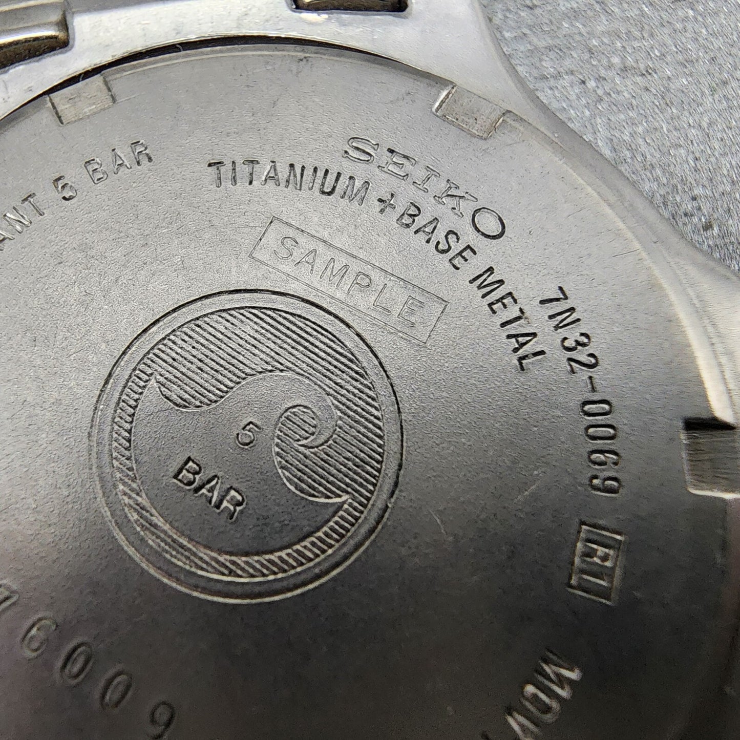 Seiko Titanium Watch Men 35mm Black Dial Gray Tone Date 7n320069 BROKEN BAND11