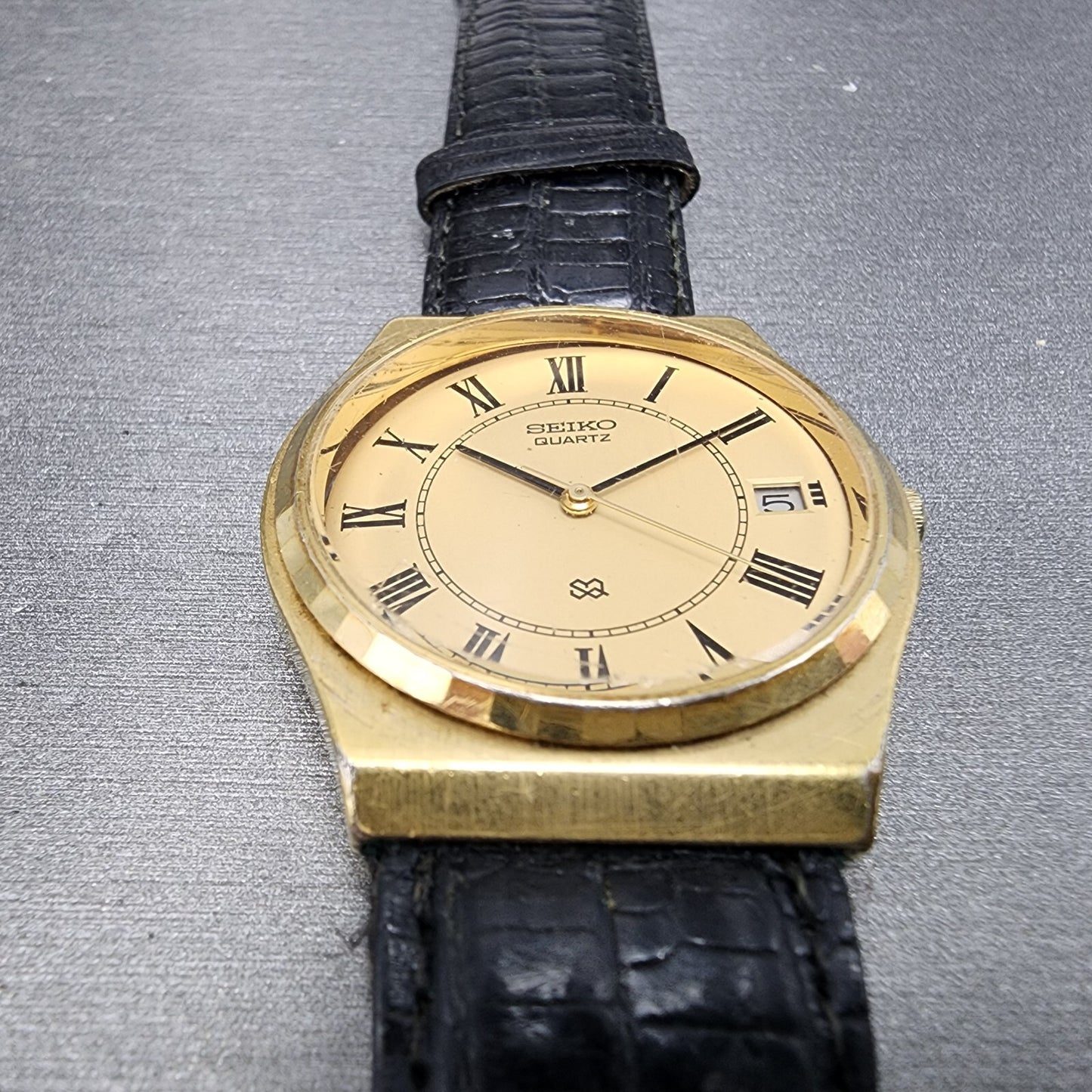 VTG Seiko SQ Watch Men 33mm Gold Dial Gold Tone Daydate Round 7122-7049 PARTS