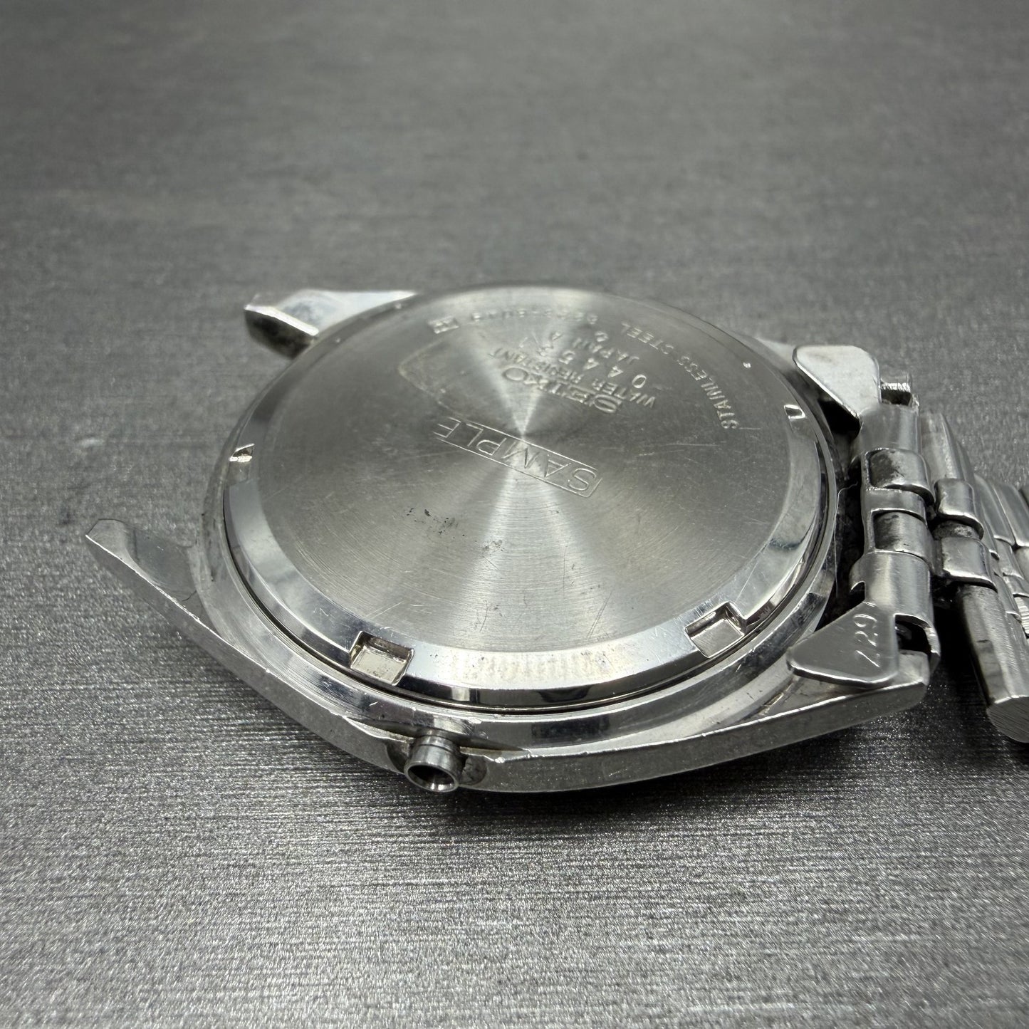 Seiko SQ Watch Men 35mm Silver Dial Silver Tone Daydate 8223-8049 SAMPLE E12