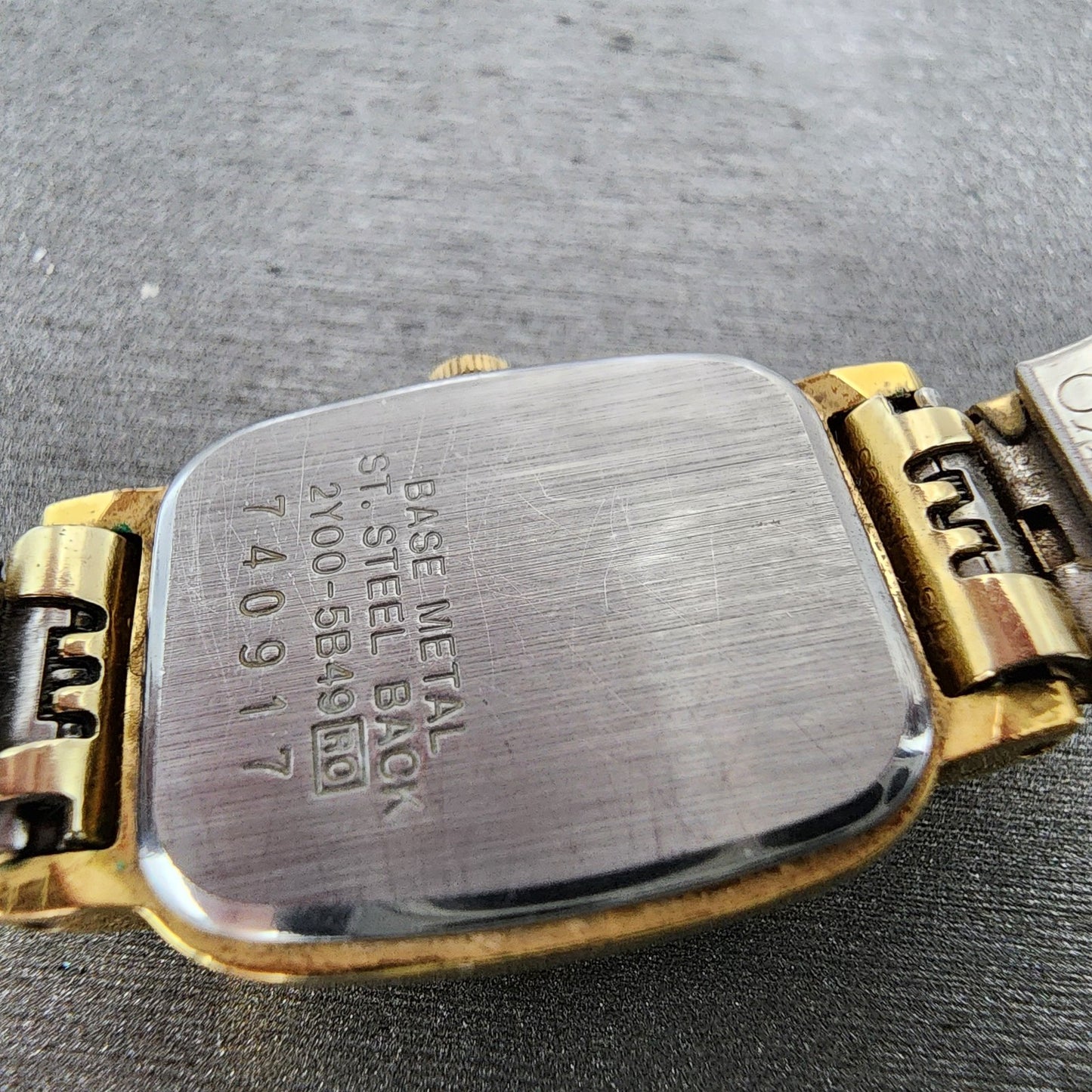 Seiko Watch Women 17mm Champagne Dial Gold Tone Rectangle 2y005b49 New Battery9