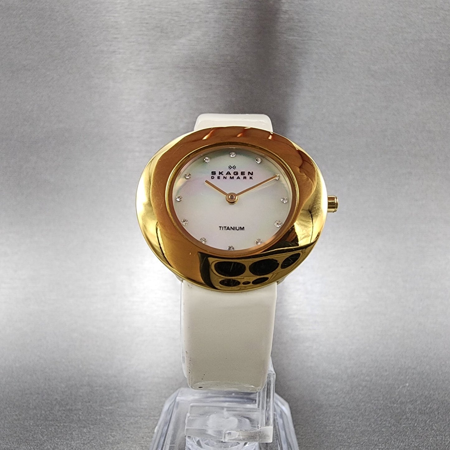 Skagen Watch Women 31mm MOP Dial Gold Tone Titanium Round 569STGLW New Battery