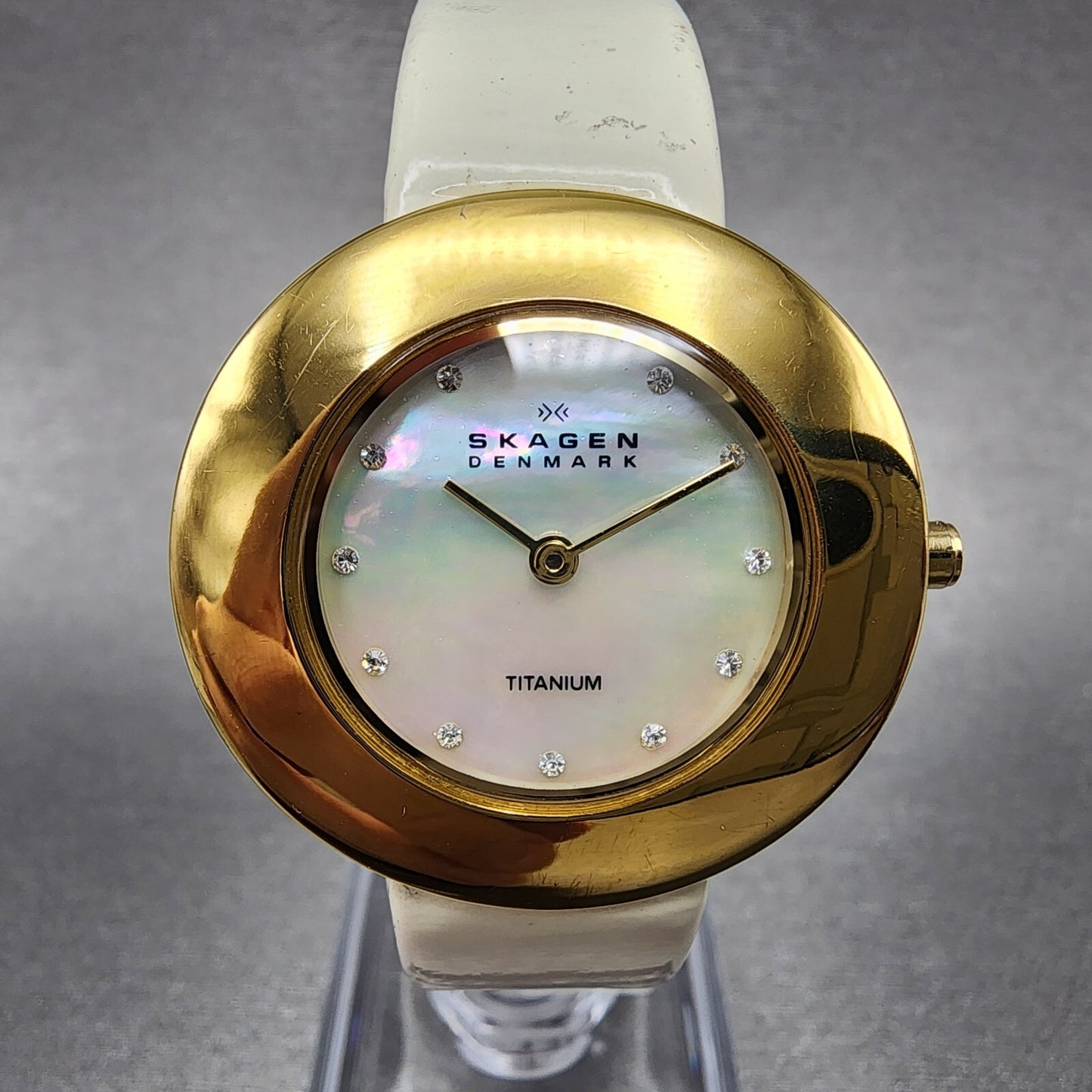 Skagen Watch Women 31mm MOP Dial Gold Tone Titanium Round 569STGLW New Battery