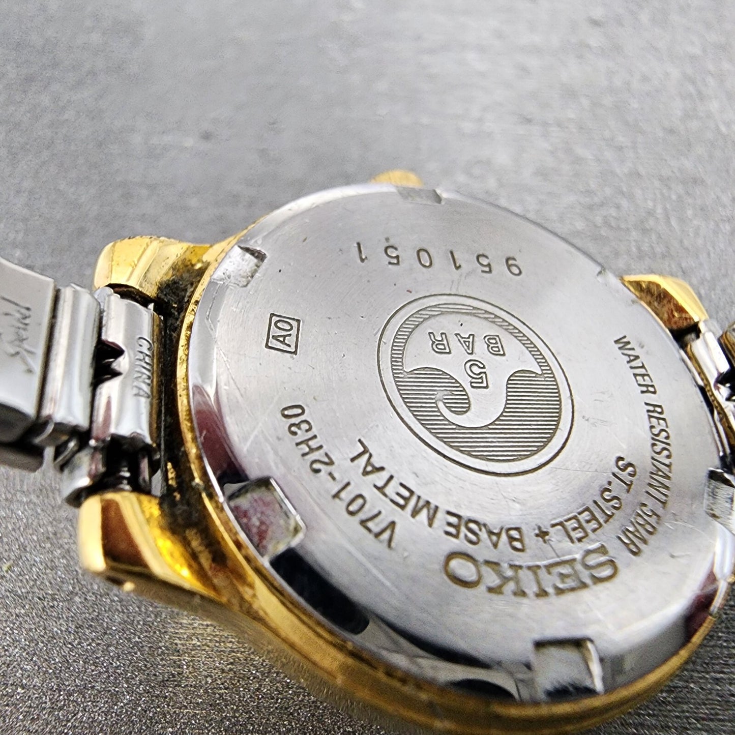 Seiko Watch Women 25mm White Dial Gold Tone Round V701-2H30 New Battery