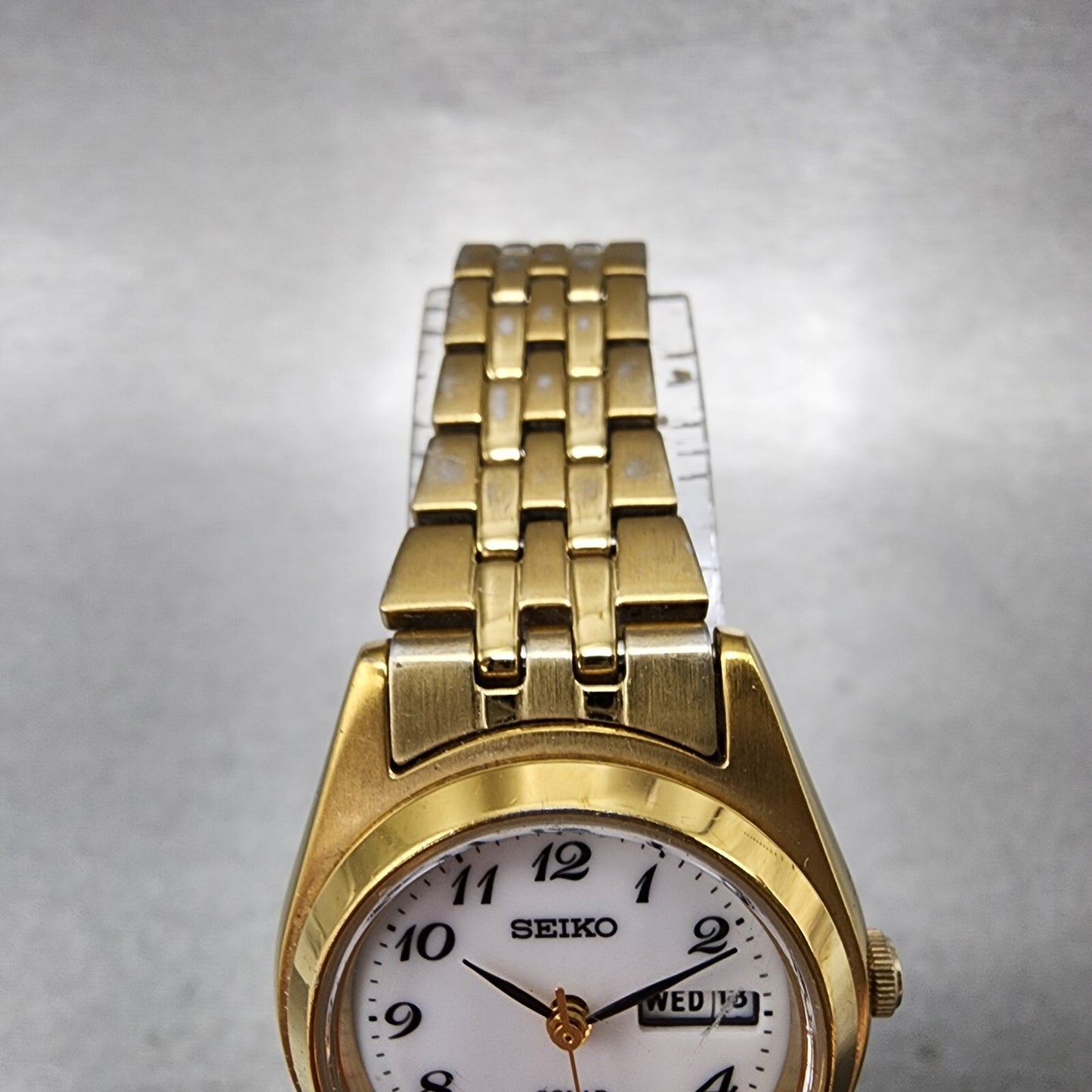 Seiko Solar Watch Women 26mm White Dial Gold Tone Daydate Round V138-0AA0 Runs