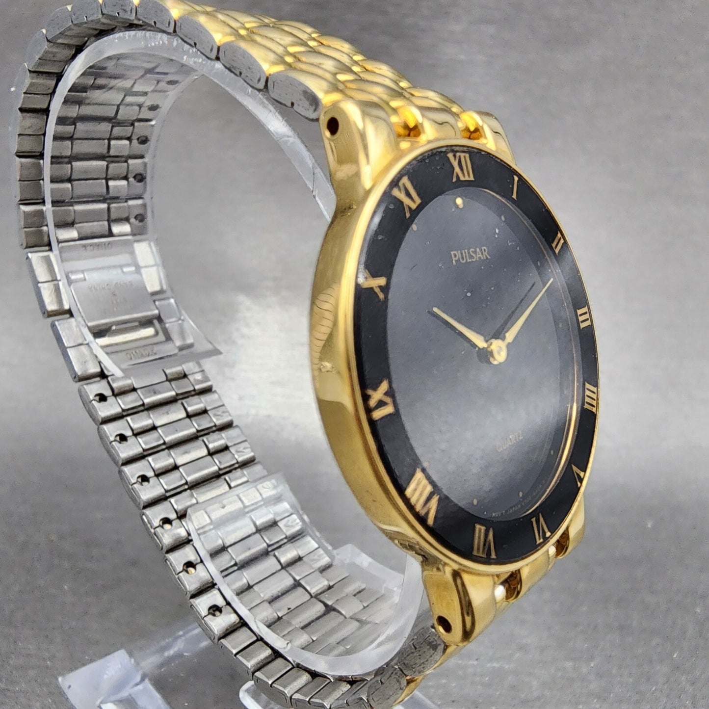 Pulsar Watch Men 32mm Black Dial Gold Tone Round V700-6A30 New Battery