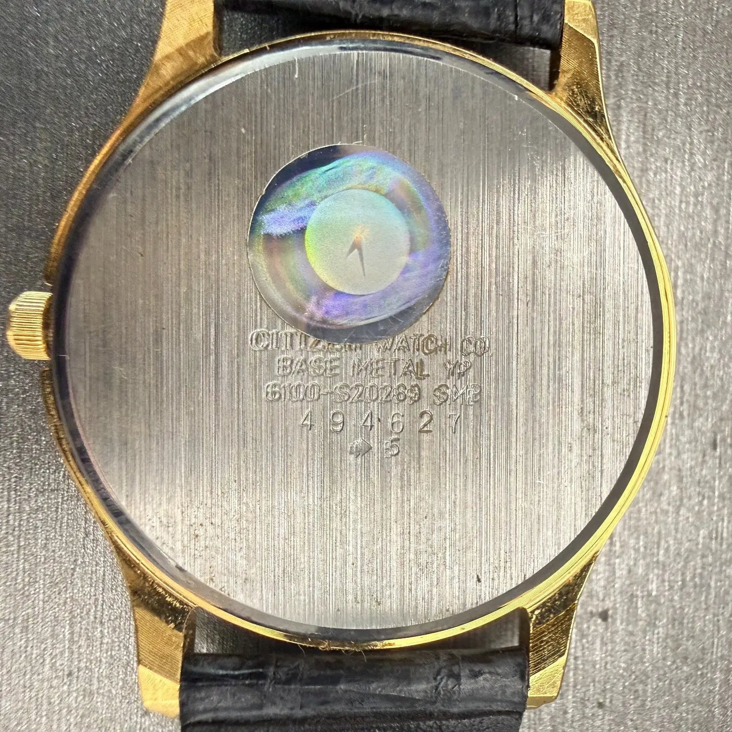 Citizen CQ Watch Men 34mm Black Dial Gold Tone Daydate Round 6100-S20269 New Bat10