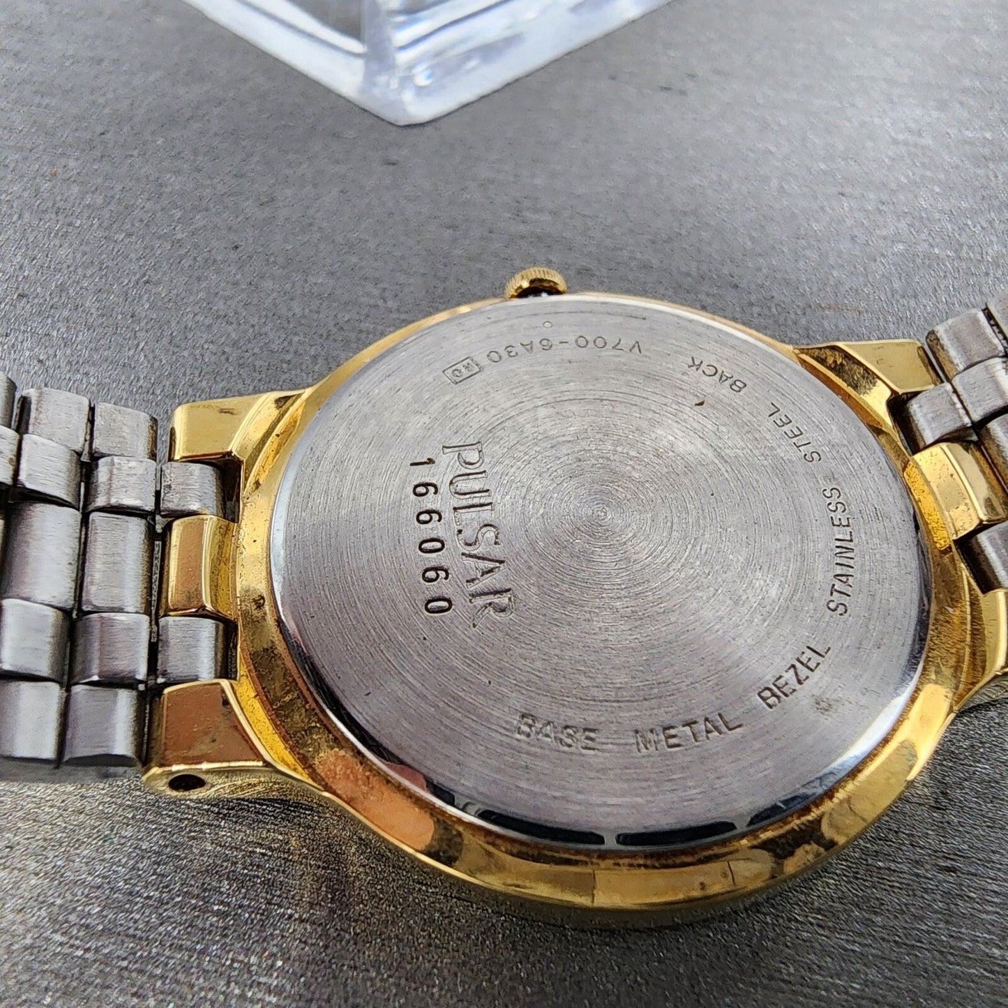 Pulsar Watch Men 32mm Black Dial Gold Tone Round V700-6A30 New Battery
