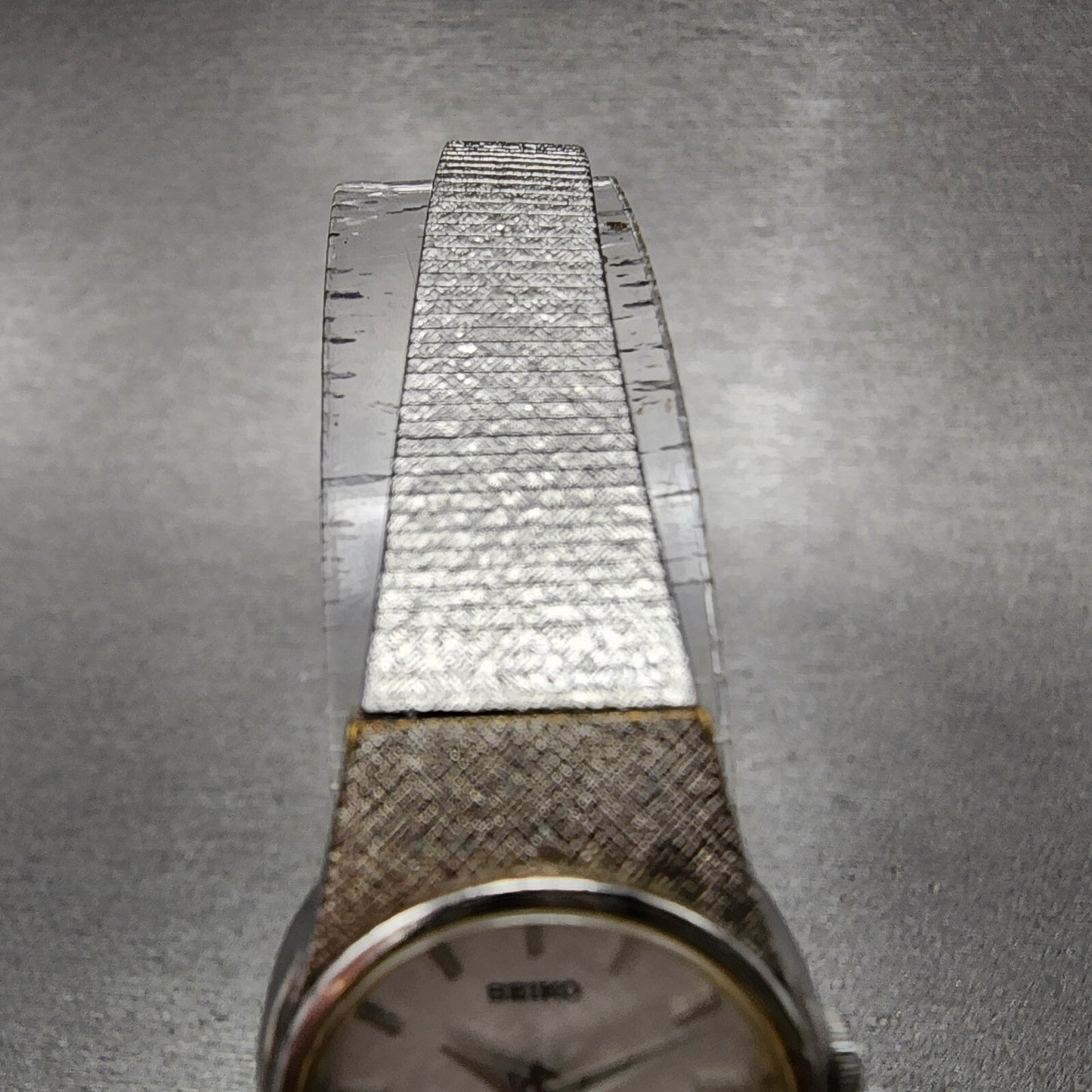 Seiko Watch Women 20mm White Dial Silver Tone Round V401-1819 New Battery