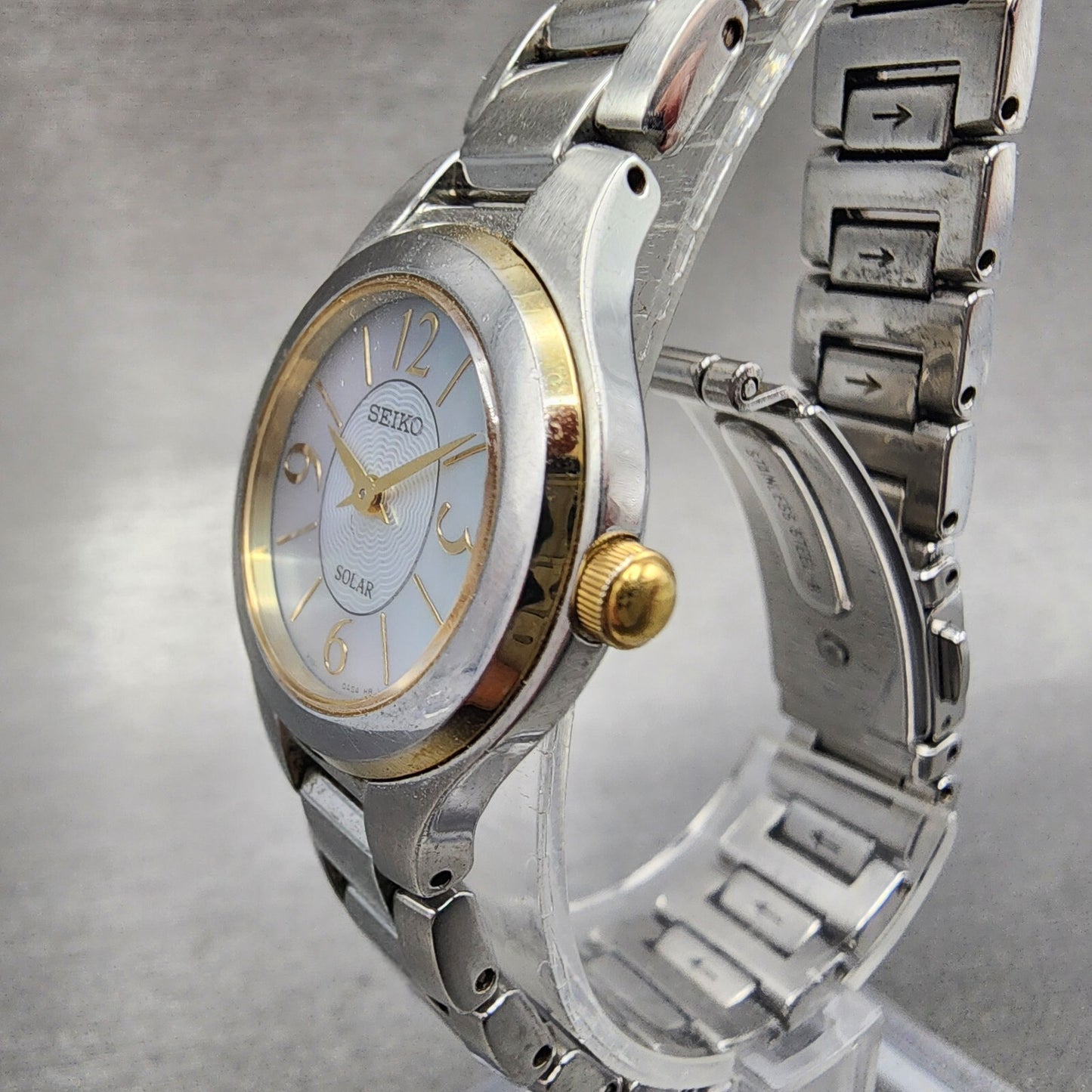 Seiko Solar Watch Women 25mm MOP Dial Two Tone Round V110-0AJ0 Runs