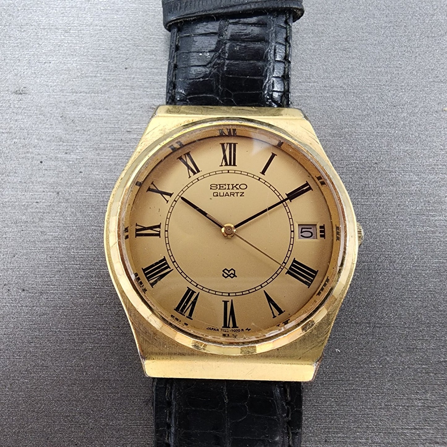 VTG Seiko SQ Watch Men 33mm Gold Dial Gold Tone Daydate Round 7122-7049 PARTS