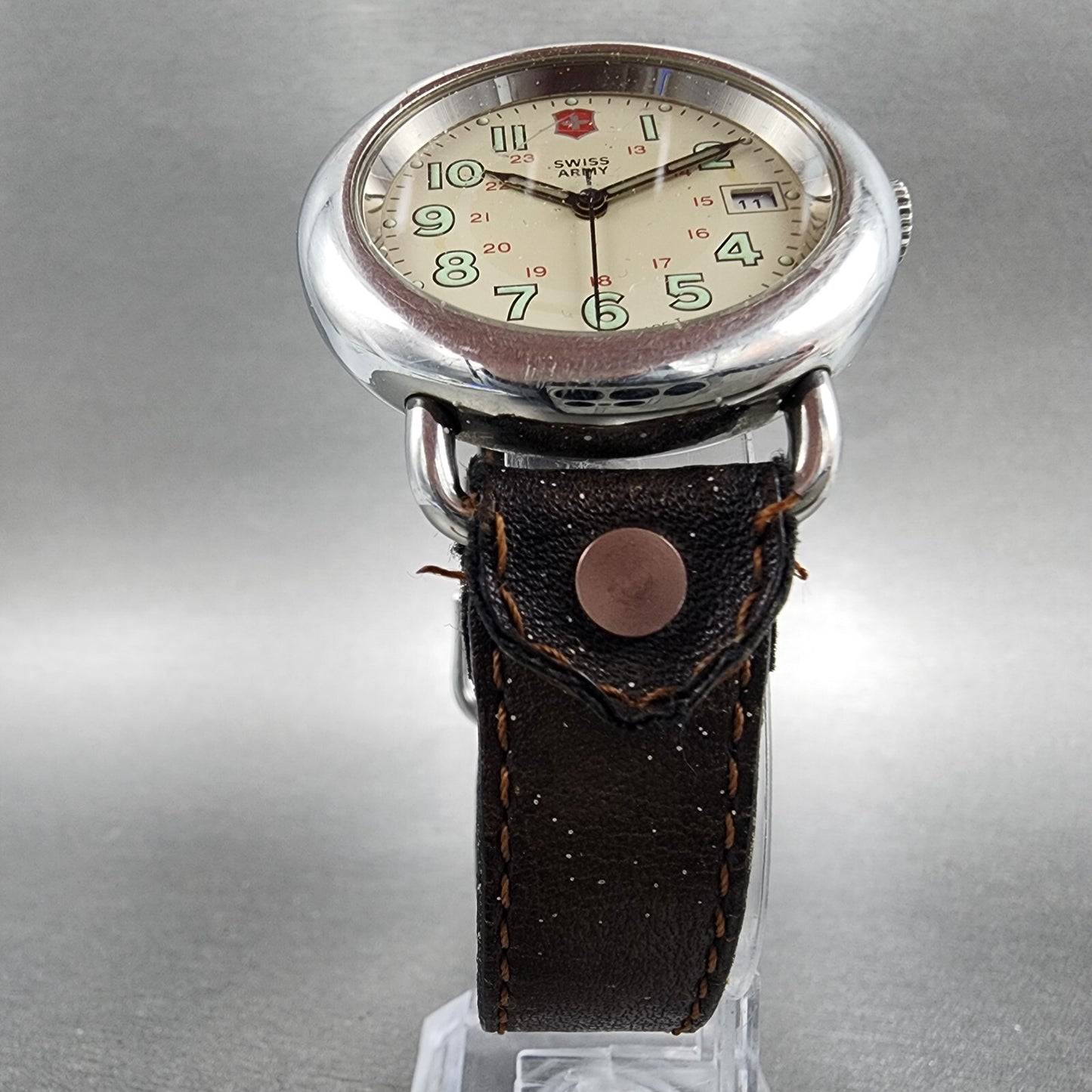 Victorinox Swiss Army Cavalry Watch Men 37mm Cream Dial Silve Tone Date NewBatb8
