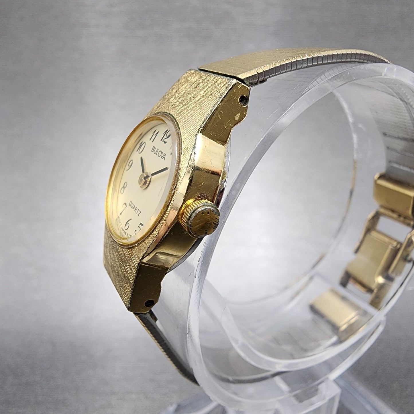VTG Bulova Watch Women 16mm Cream Dial Gold Tone Round 83391 New Battery