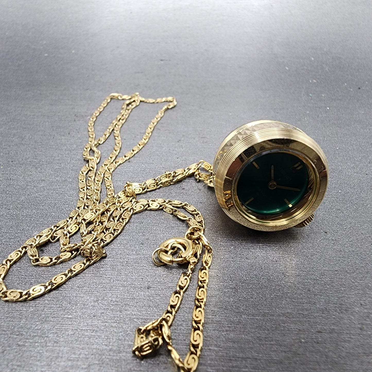 Seiko Necklace Watch Women 22mm Green Dial Gold Tone Manual Wind Runs VTG7