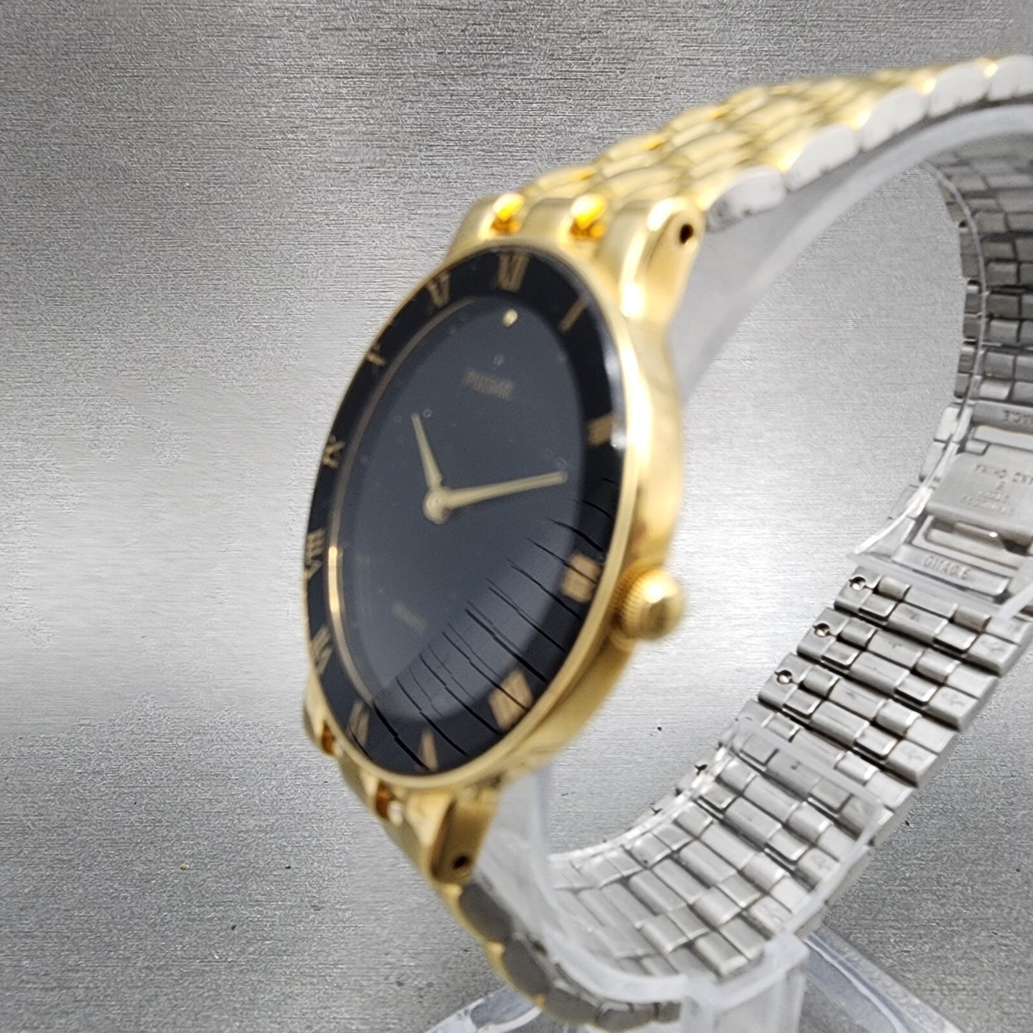 Pulsar Watch Men 32mm Black Dial Gold Tone Round V700-6A30 New Battery
