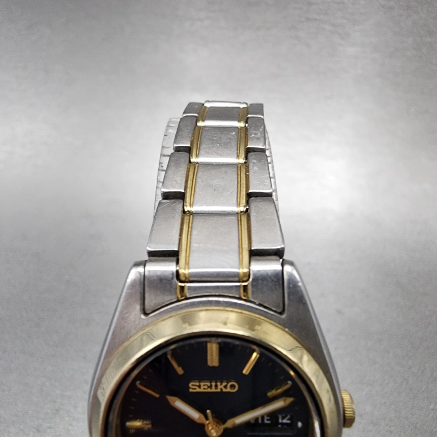 Seiko Solar Watch Women 25mm Blue Dial Two Tone Daydate Round V138-0AA0 Runs