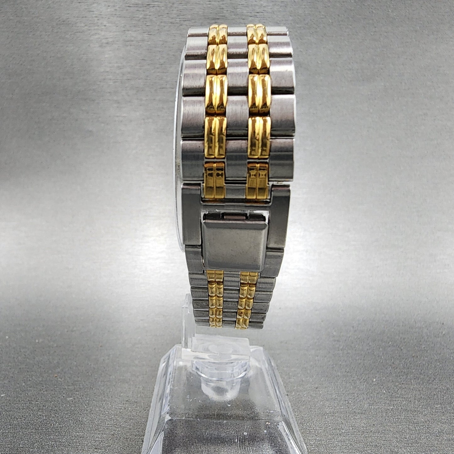 Seiko Watch Men 32mm White Dial Two Tone Round v701-2b50 New Battery