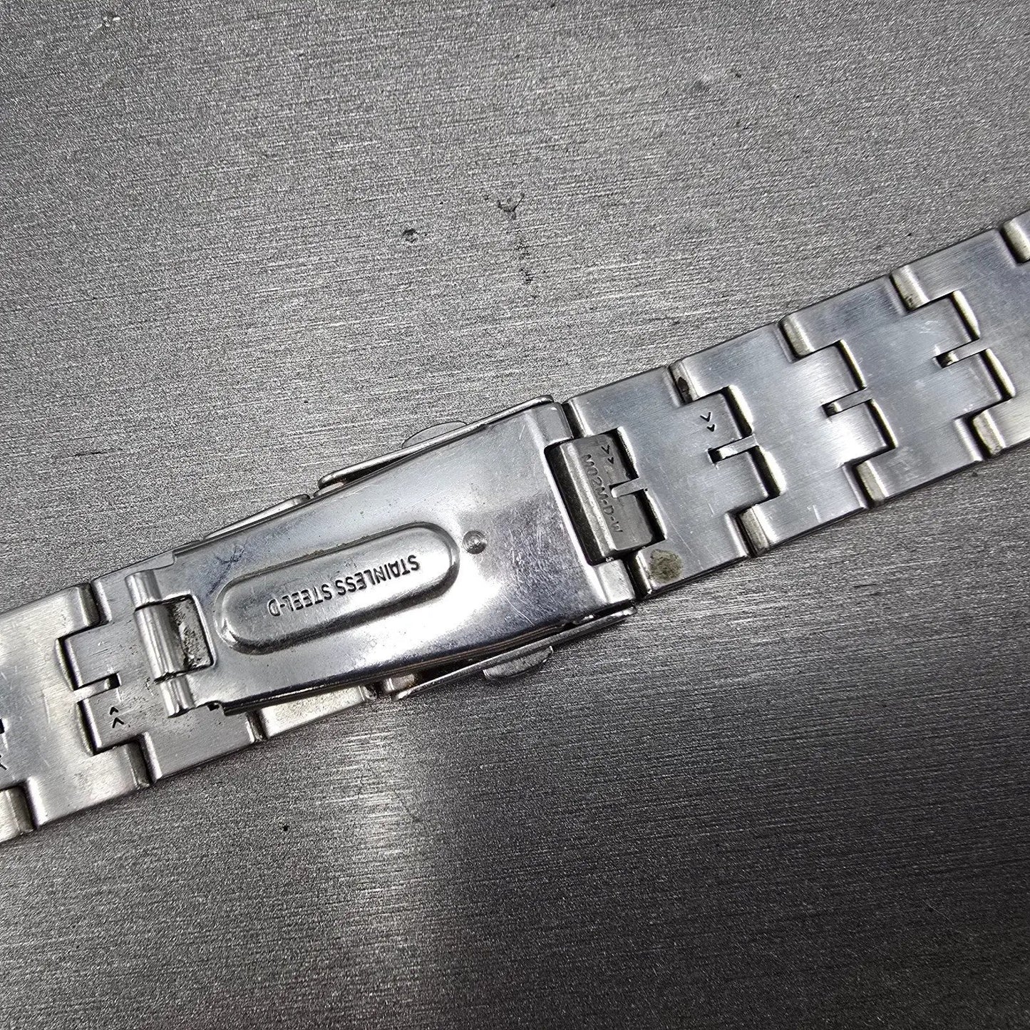 Seiko Solar Watch Men 38mm Black Dial Silver Tone Date READ!!!!!! V157-0AG0 Runs17