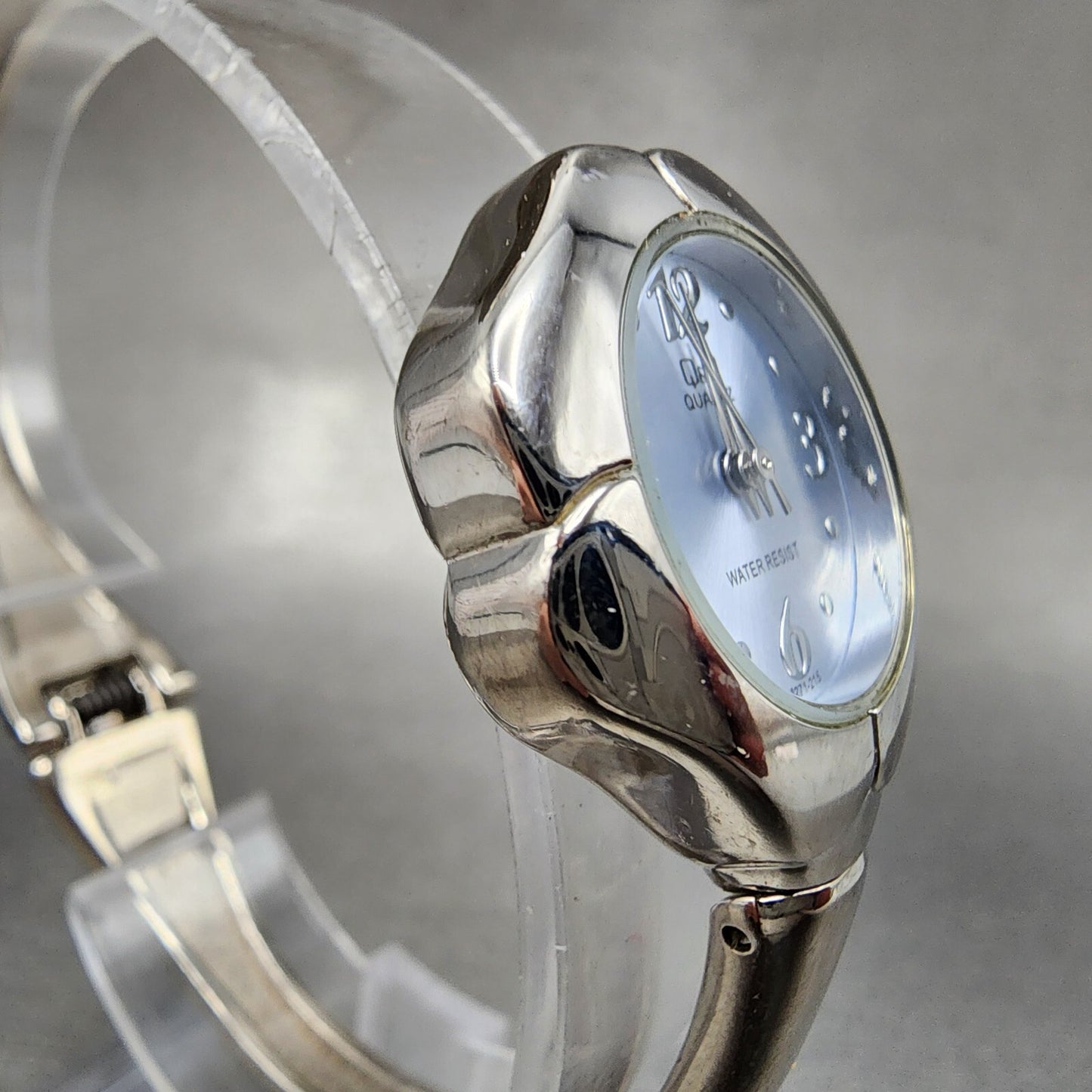 Citizen Q&Q Flower Watch Women 25mm Silver Dial Silver Tone Bangle New Battery