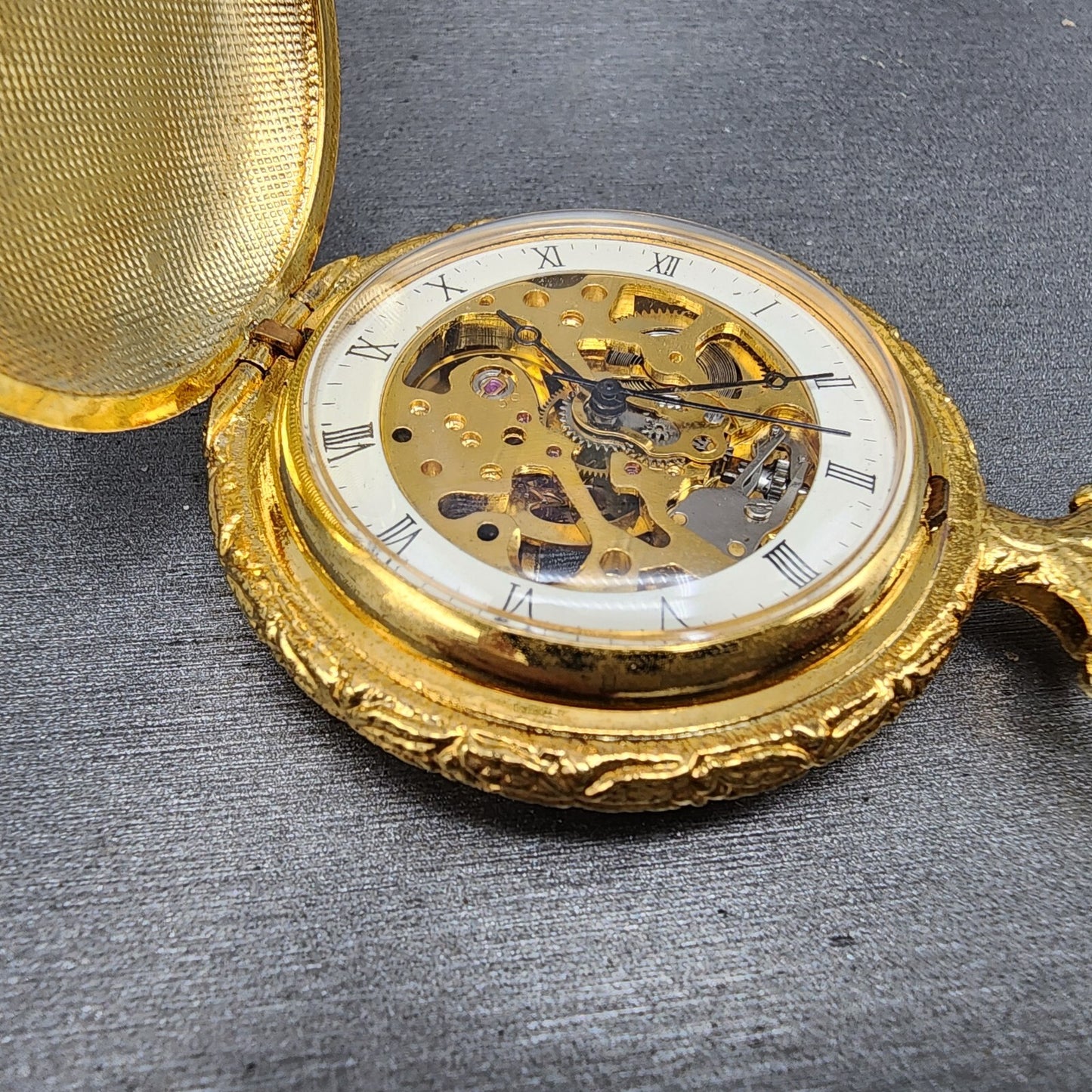 Skeleton Pocket Watch Men 47mm Skeleton Dial Gold Tone Mosaic Design Runs