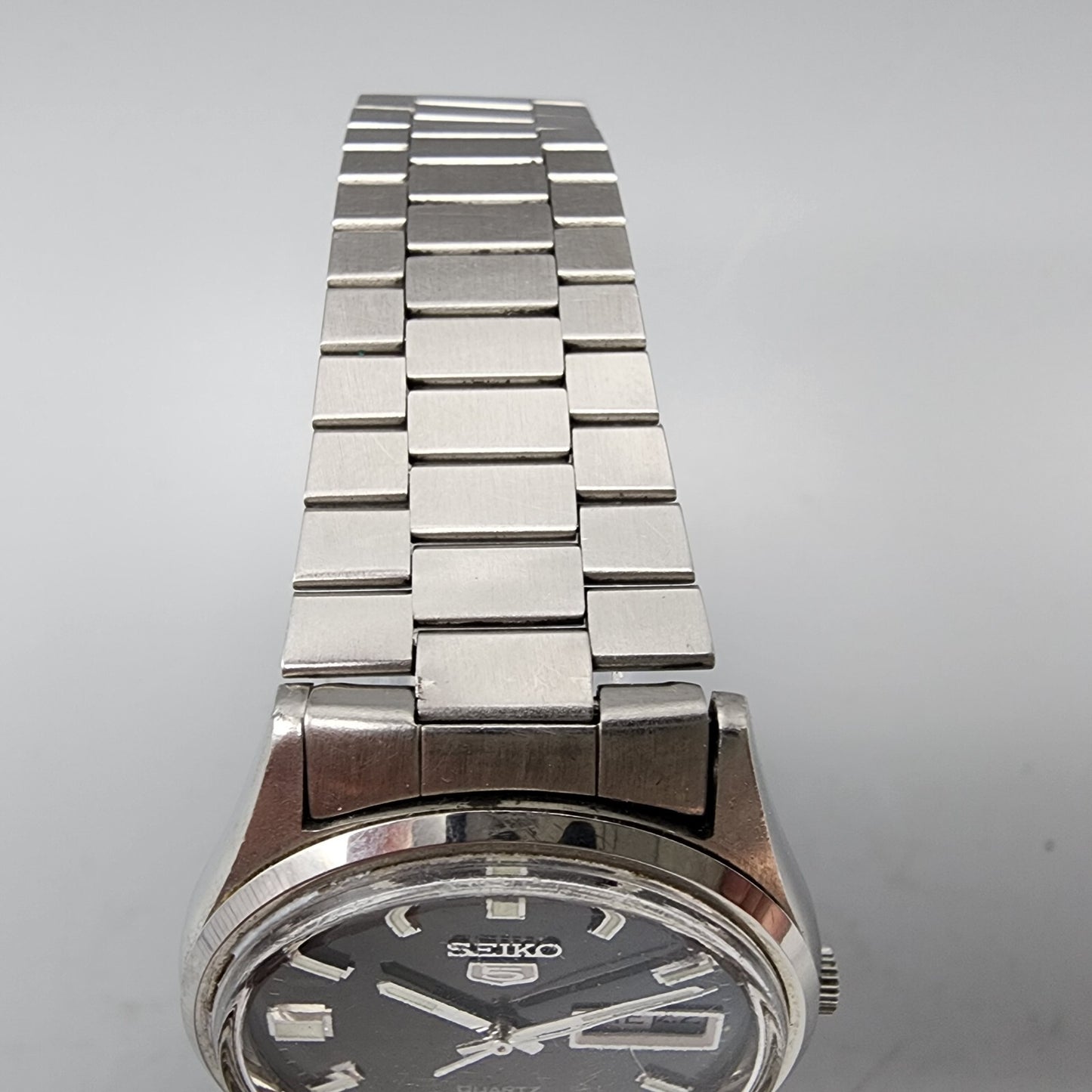 VTG Seiko 5 Watch Men 34mm Gray Dial Silver Tone Daydate Round 8C23-6010 New Bat