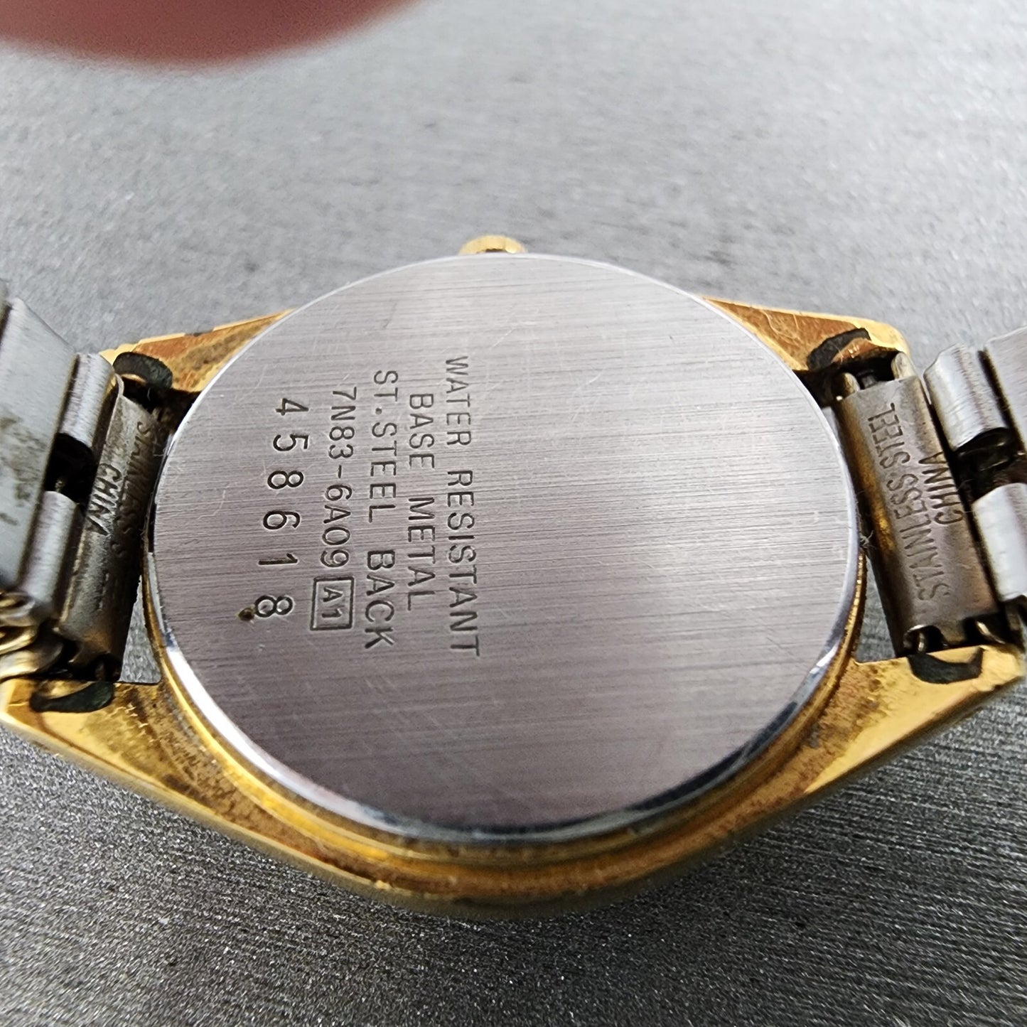 Seiko SQ Watch Women 24mm White Dial Gold Tone Daydate Round 7N83-6A09 NewBat B1
