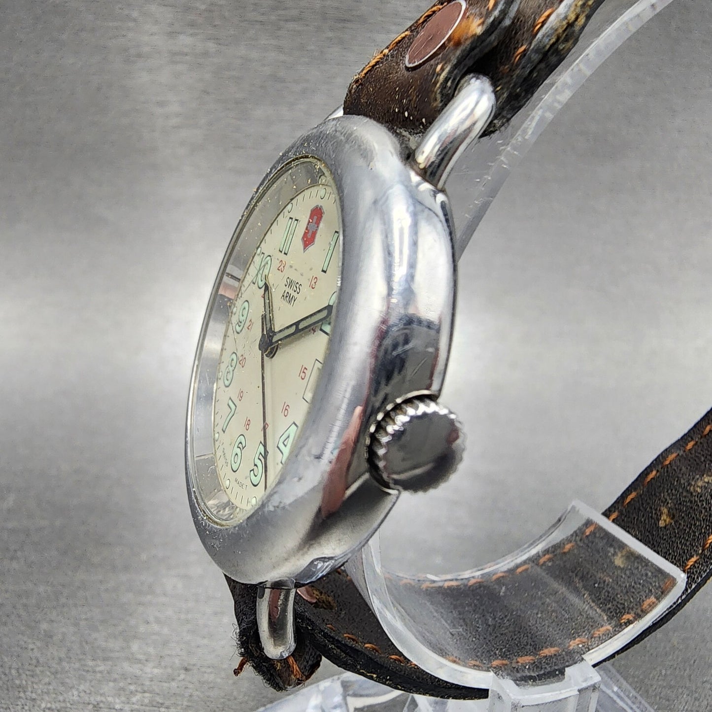 Victorinox Swiss Army Cavalry Watch Men 37mm Cream Dial Silve Tone Date NewBatb8