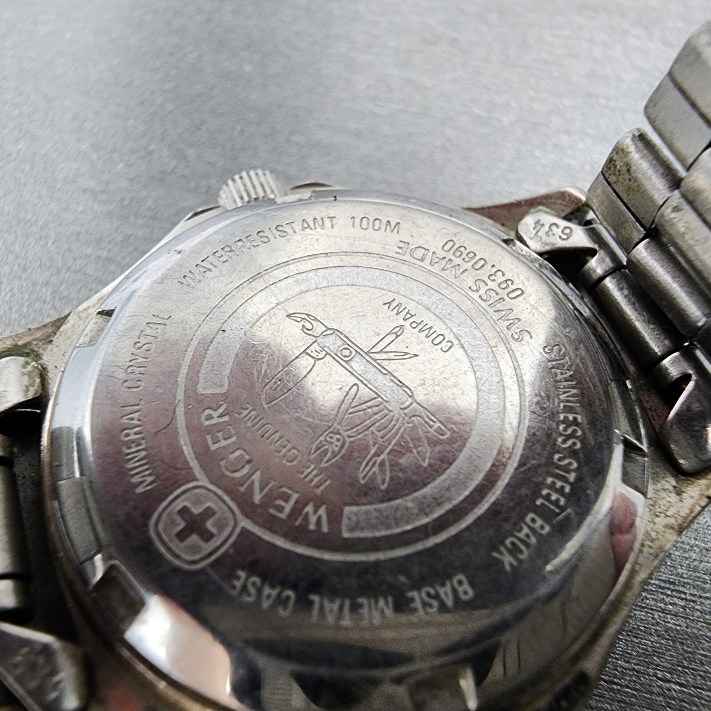 Wenger SAK Design Watch Women 29mm Salmon Dial Silver Tone Date Round New Batt