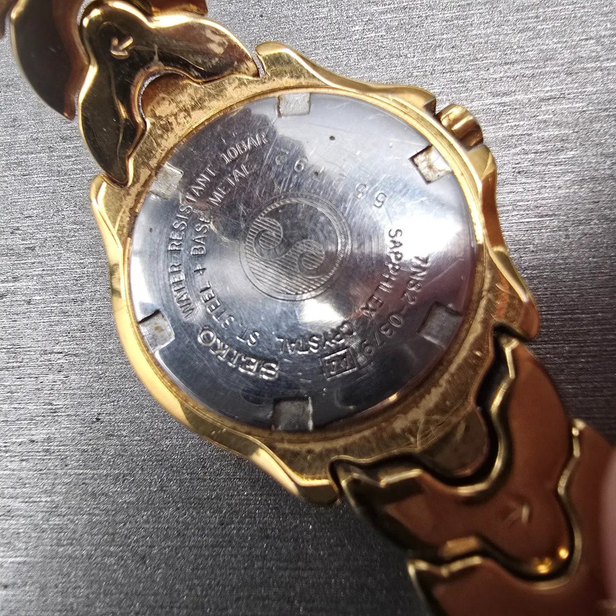 Seiko Sports 100 Watch Women 27mm Black Dial Gold Tone Date 7N82-0379 New Batt10