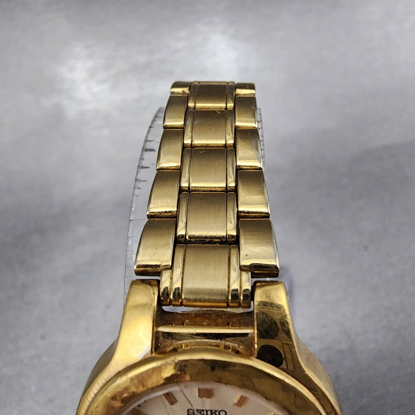 Seiko Watch Women 25mm Cream Dial Gold Tone Round V701-2H30 New Battery