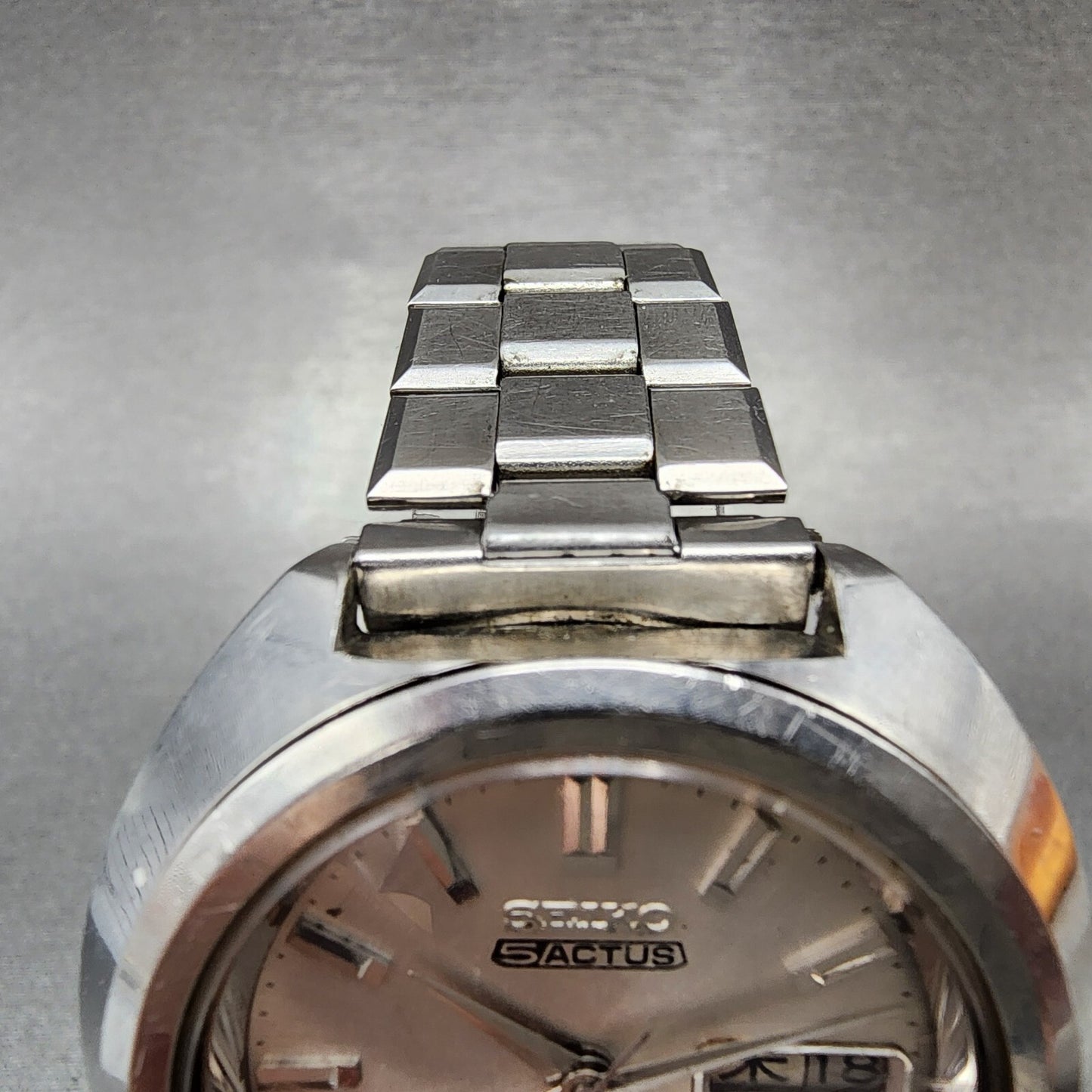 Seiko 5 Actus Watch Men 41mm Silver Dial Silver Tone Daydate 7019-7020 Runs