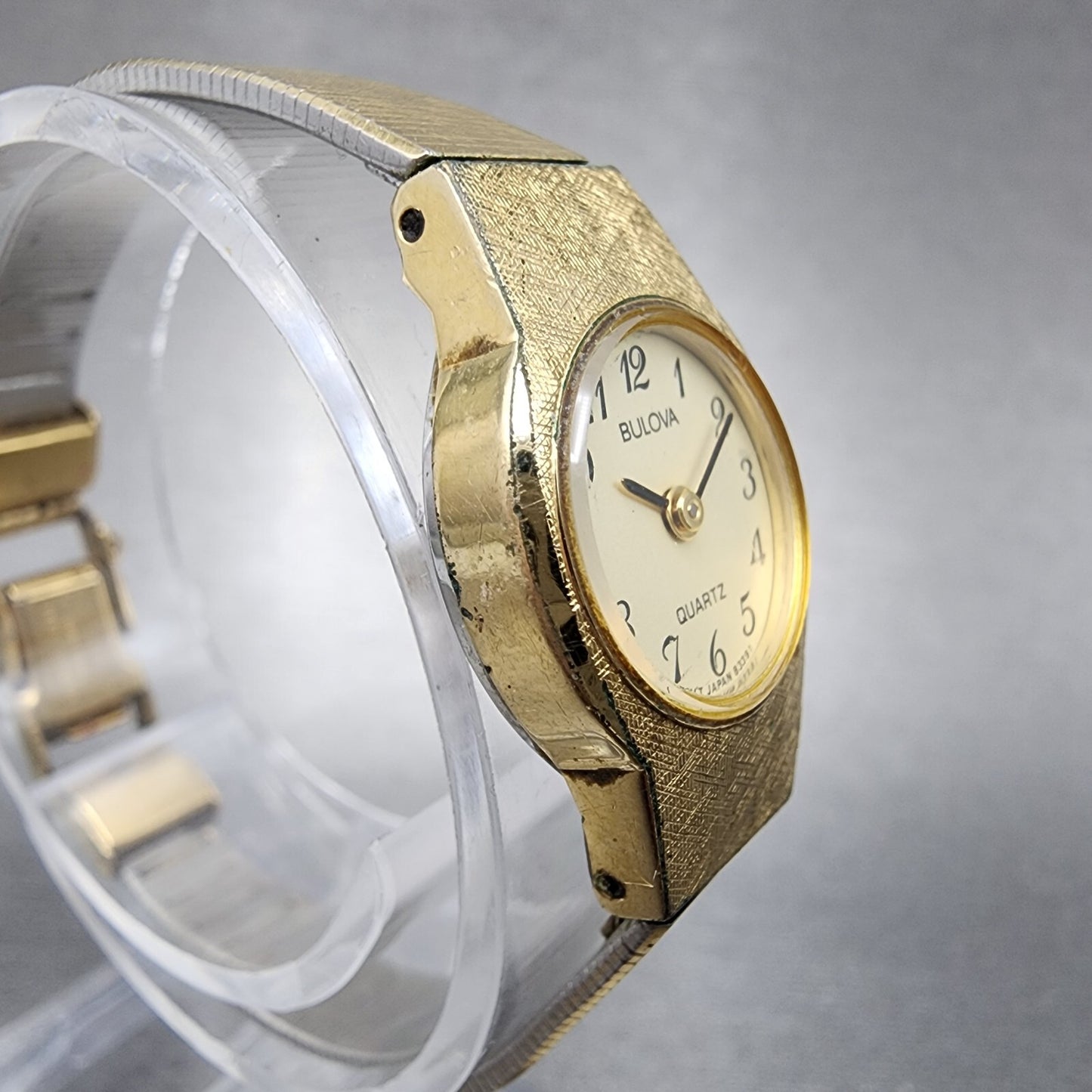 VTG Bulova Watch Women 16mm Cream Dial Gold Tone Round 83391 New Battery