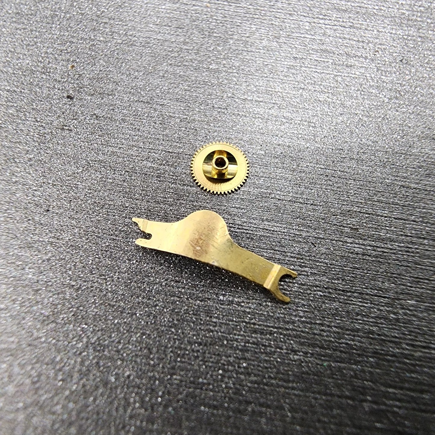 ETA 978.002 Gucci Movement 2 Hand 6 Jewels Swiss Made W/ Battery Clamp PARTS9