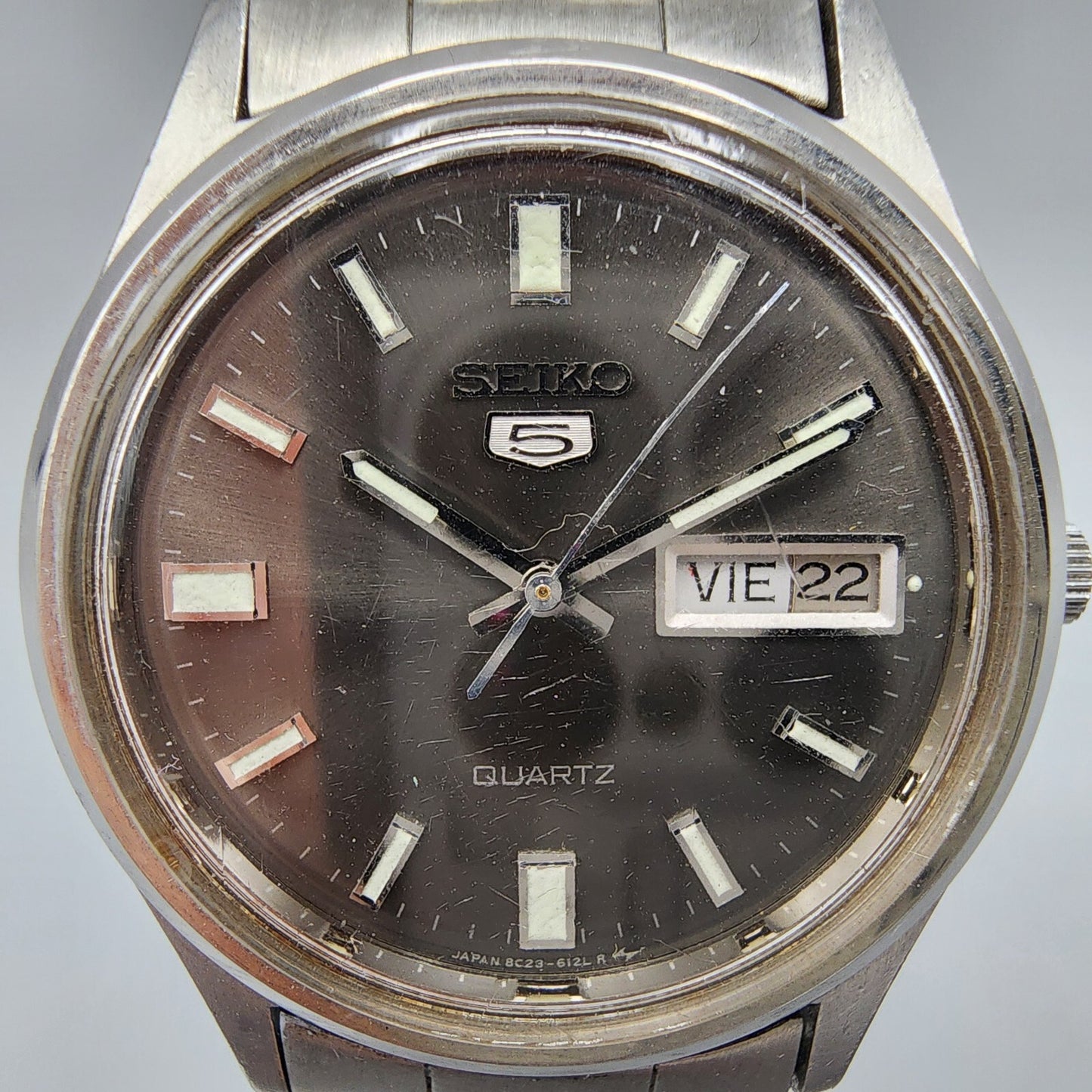 VTG Seiko 5 Watch Men 34mm Gray Dial Silver Tone Daydate Round 8C23-6010 New Bat