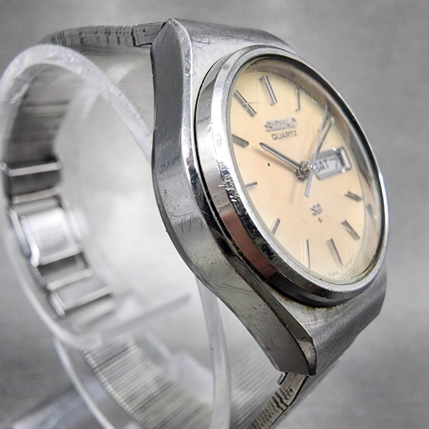 VTG Seiko SQ Watch Women Two Tone Silver Dial Daydate 24mm Round 7903-0029 Runs