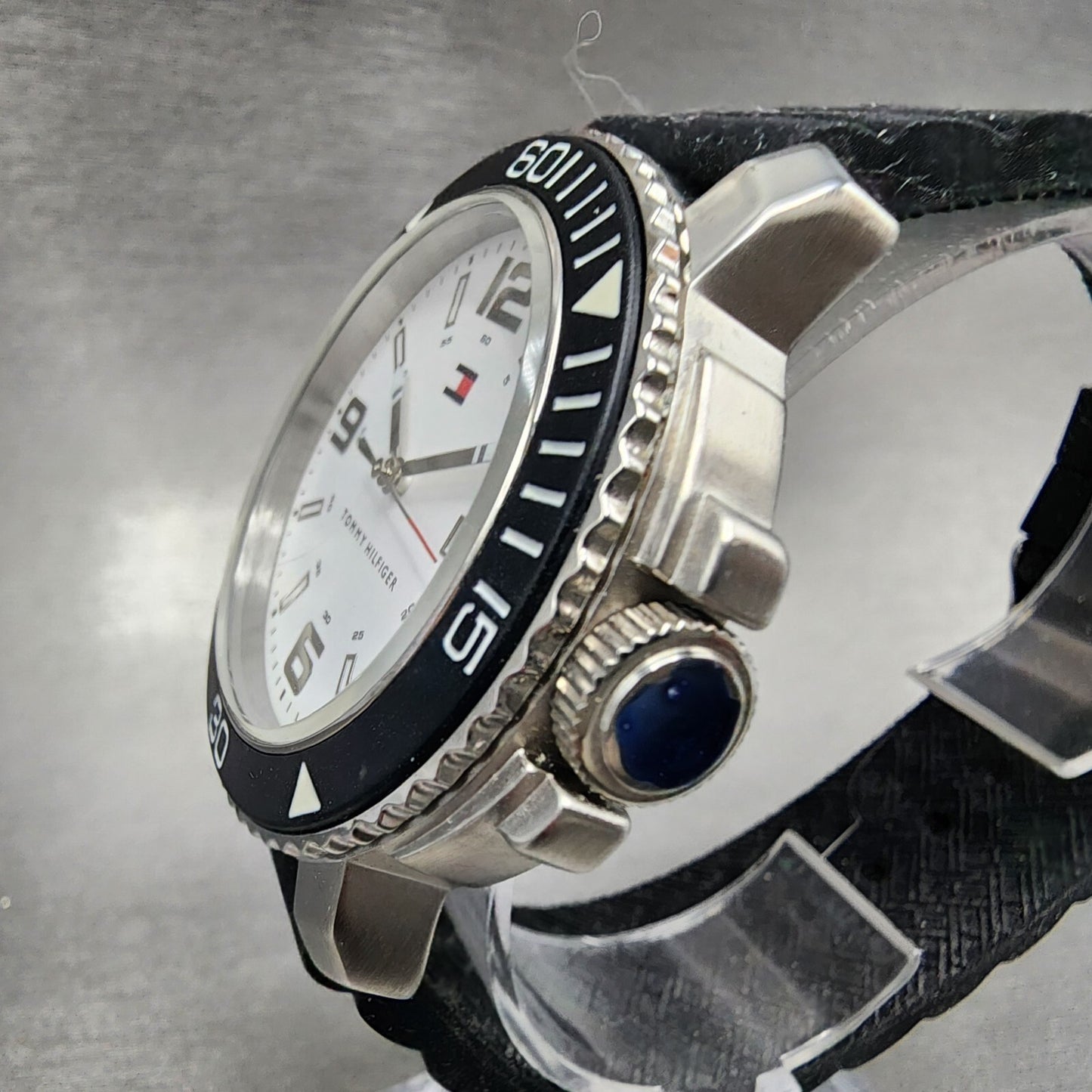 Tommy Hilfiger Dive Watch Men 44mm White Dial Steel Date Round New Battery