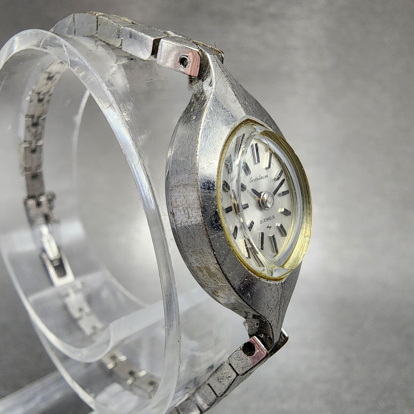 Seiko Solar Watch Women 14mm Silver Dial White Gold Plated Oval Manual Wind Runs