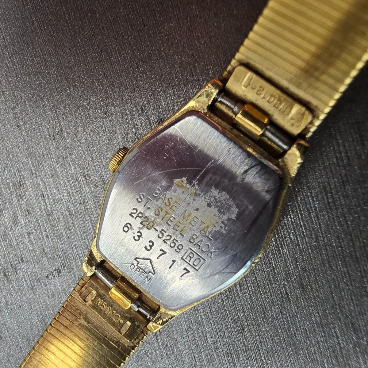 Seiko Watch Women 17mm Gold Dial Gold Tone Oval 2P20-5259 New Battery Vintage10