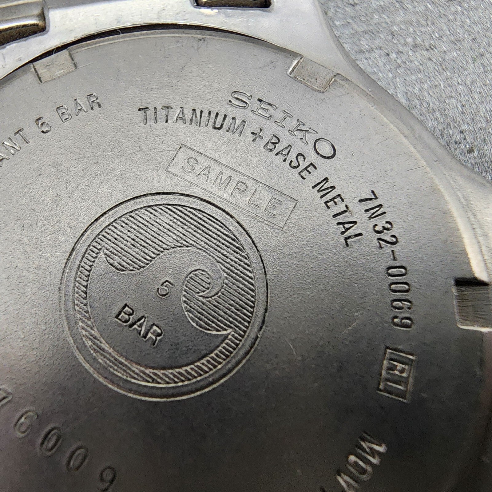 Seiko Titanium Watch Men 35mm Black Dial Gray Tone Date 7n320069 BROKEN BAND11