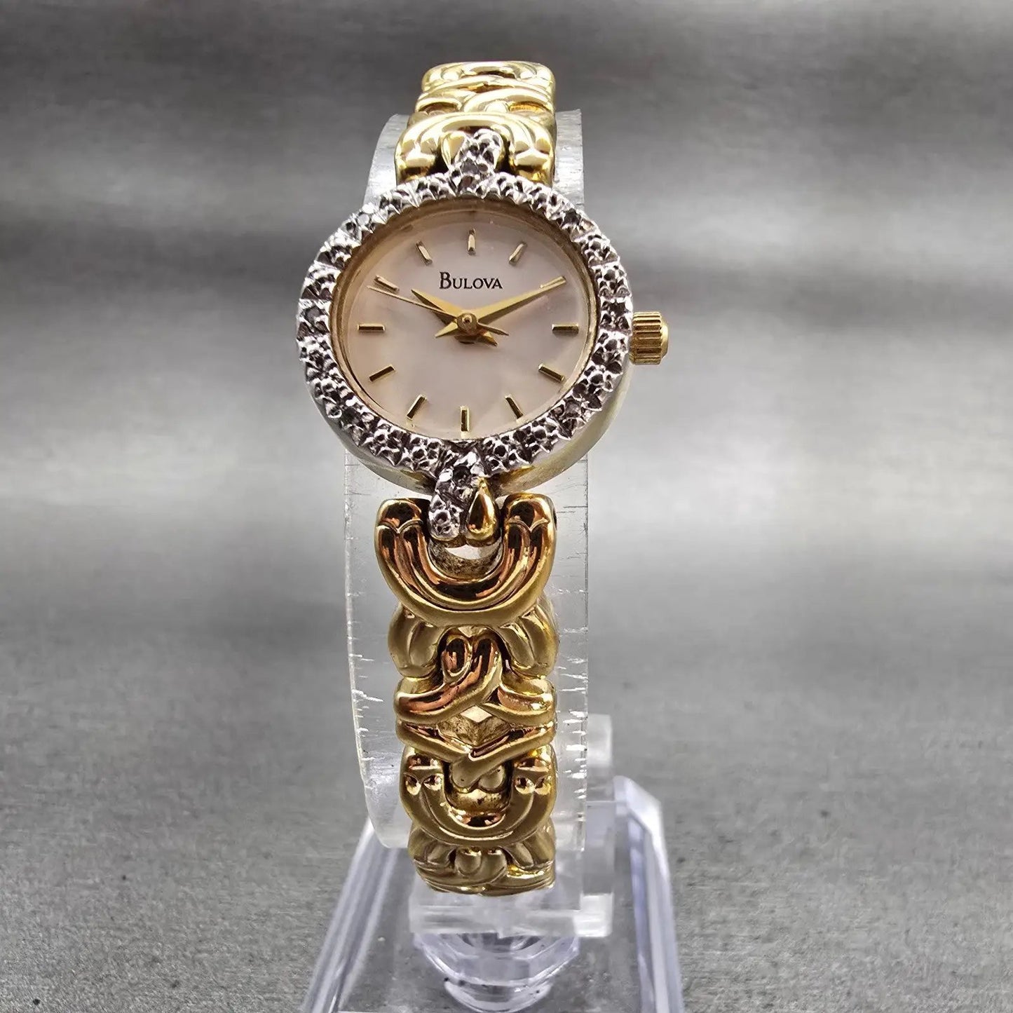 Bulova Watch Women 19mm White Dial Gold Tone Diamond Round 98R38 New Battery5