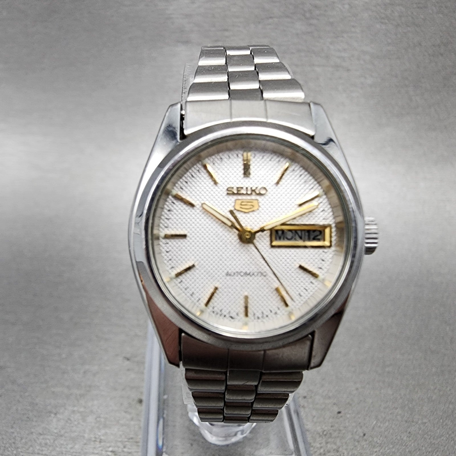 Seiko 5 Automatic Watch Women 23mm Silver Dial Silver Tone Daydate 42060332 Run0