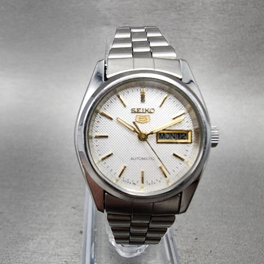 Seiko 5 Automatic Watch Women 23mm Silver Dial Silver Tone Daydate 42060332 Run0
