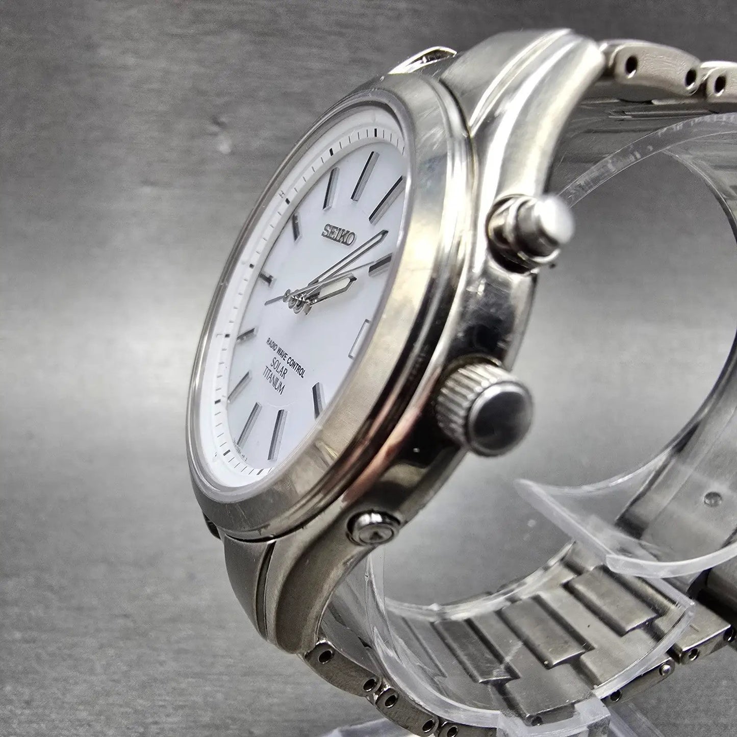 Seiko Atomic Solar Watch Men 39mm White Dial Titanium Date Round 7B42-0AN0 PARTS3