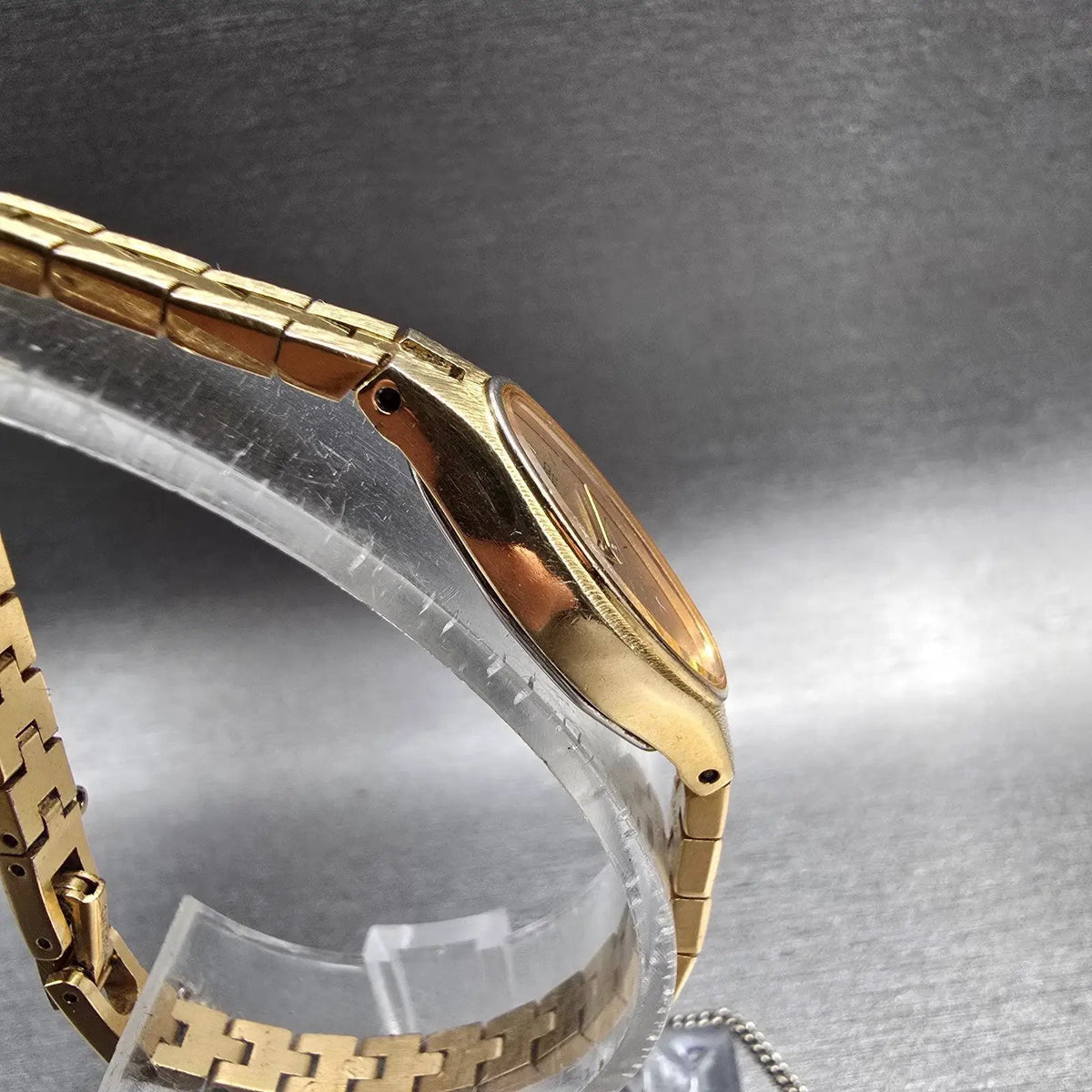 Seiko Watch Women 13mm Gold Dial Gold Tone Oval 1E20-5700 New Battery Vintage3