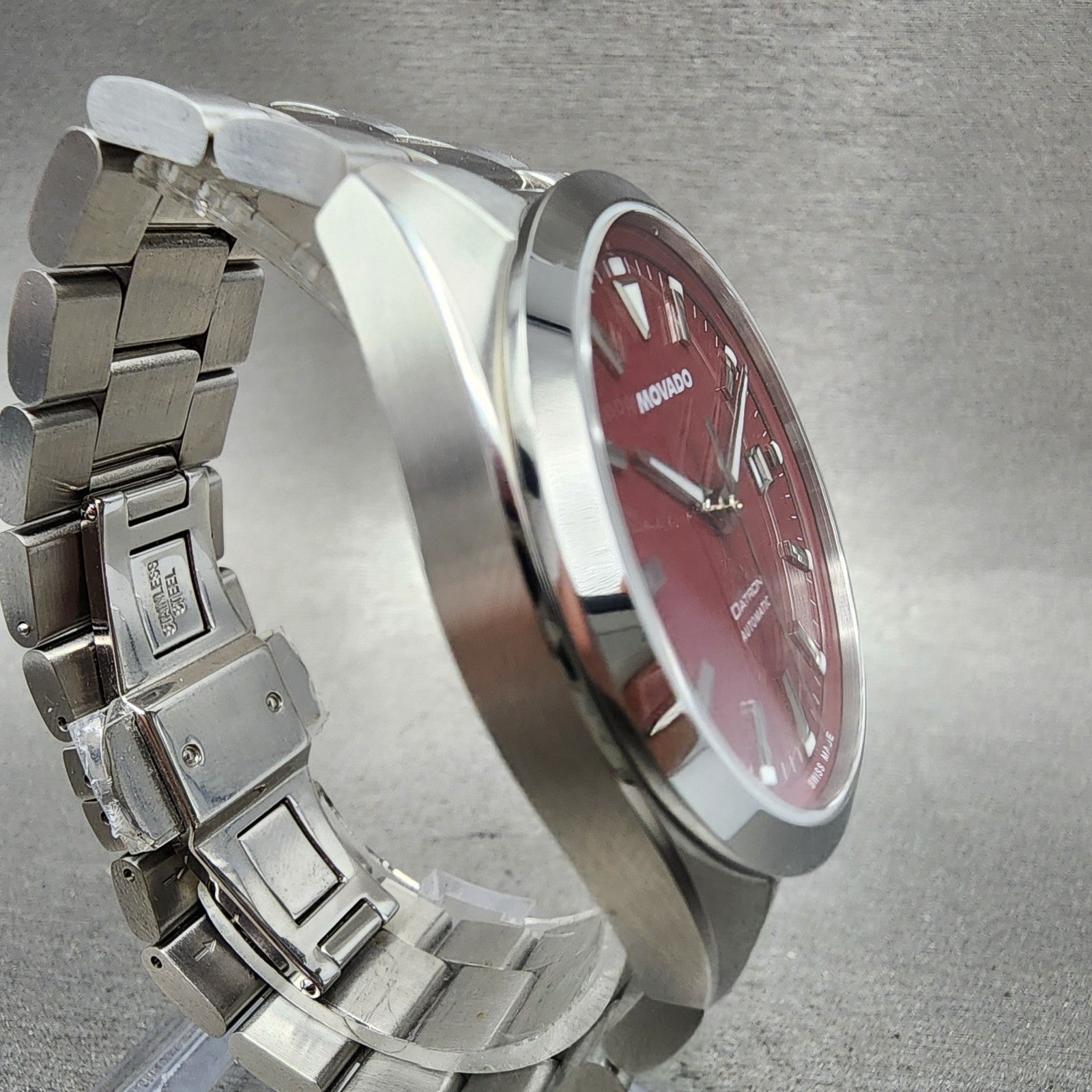 Movado Datron Watch Men 40mm Red Dial Silver Tone Date Automatic Round 36501944