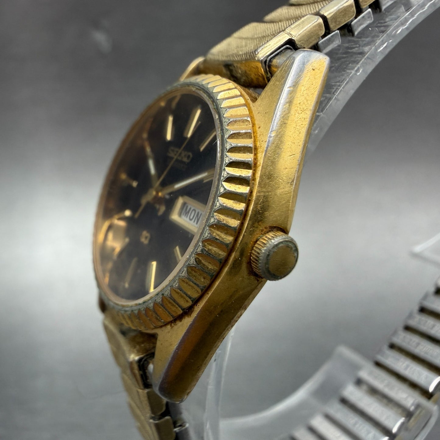 Seiko SQ Watch Women 24mm Black Dial Gold Tone Daydate 24mm Round New Battery 562