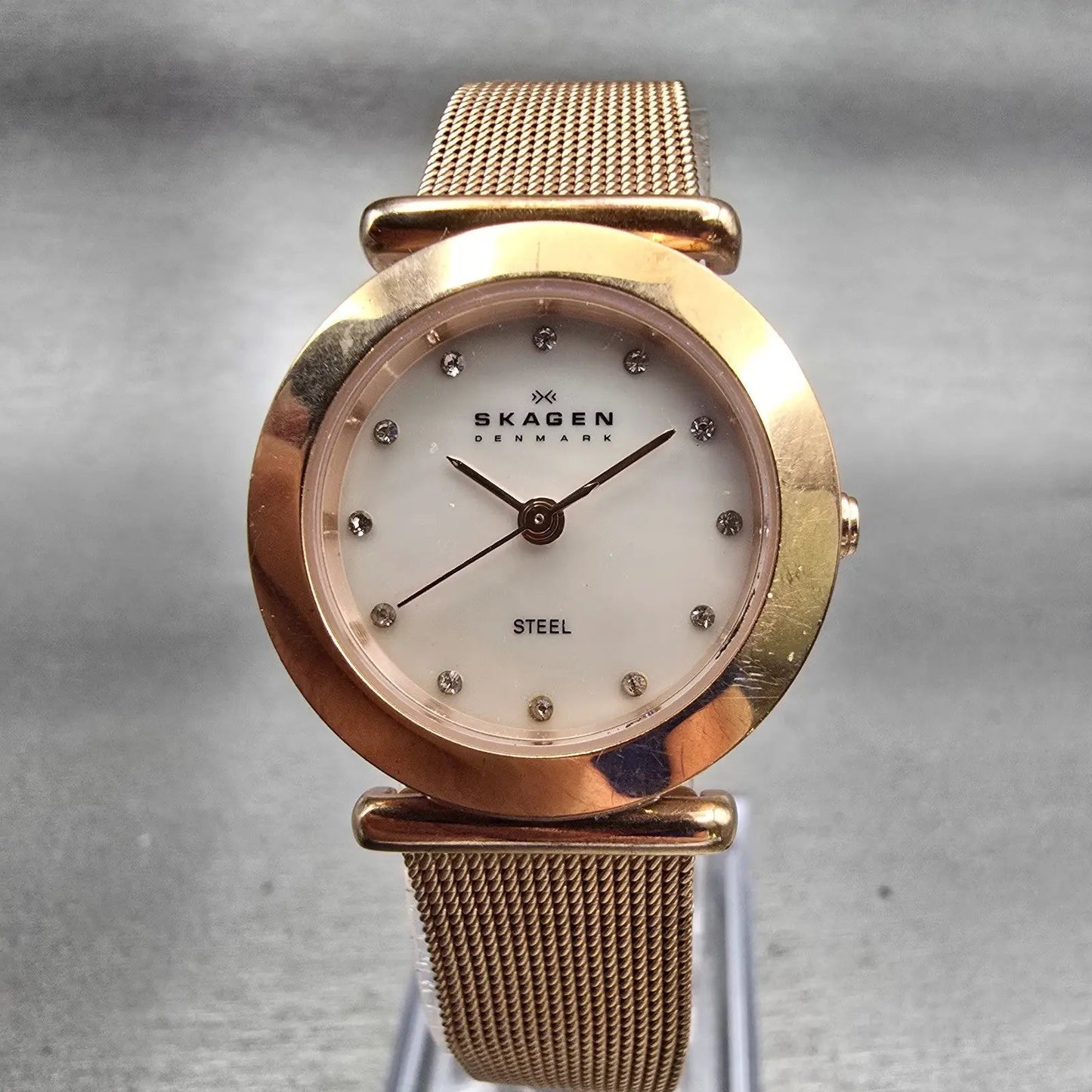Skagen Denmark Watch Women 25mm MOP Dial Gold Tone Round 107SRRD New Battery0