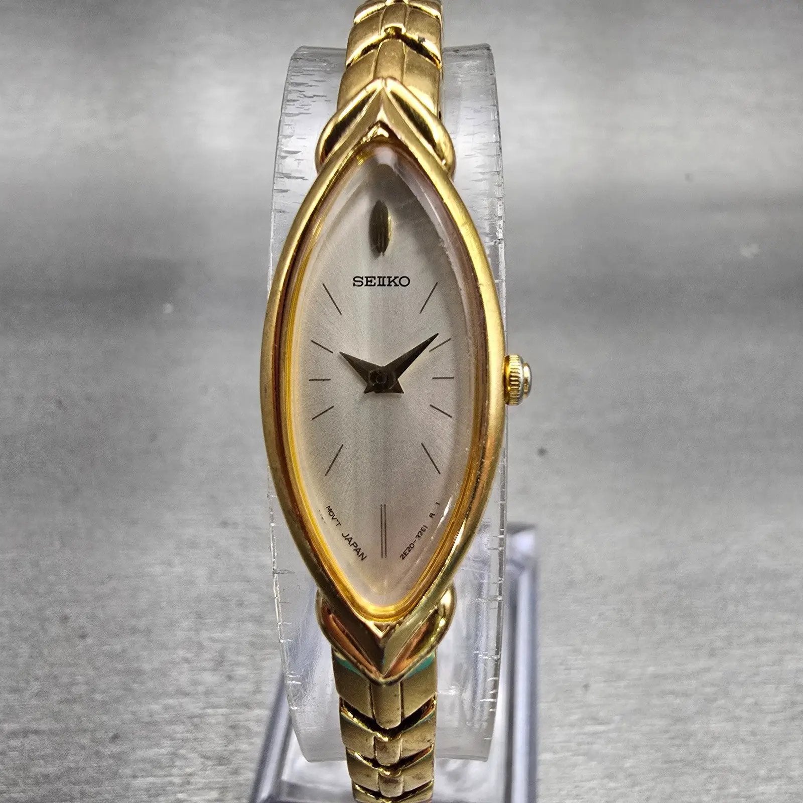 Seiko Watch Women 14mm White Dial Gold Tone Oval 2E20-7489 New Battery Vintage0