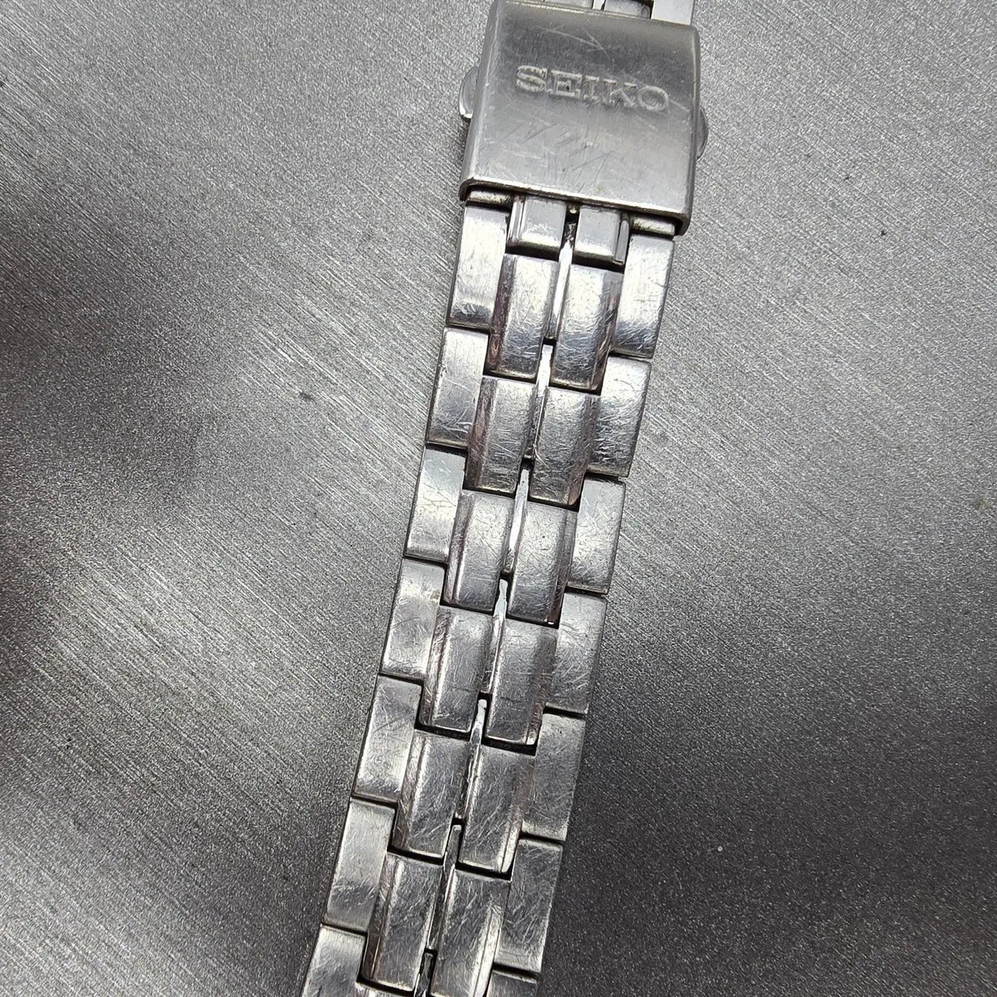 Seiko Solar Watch Men 38mm Black Dial Silver Tone Date READ!!!!!! V157-0AG0 Runs9