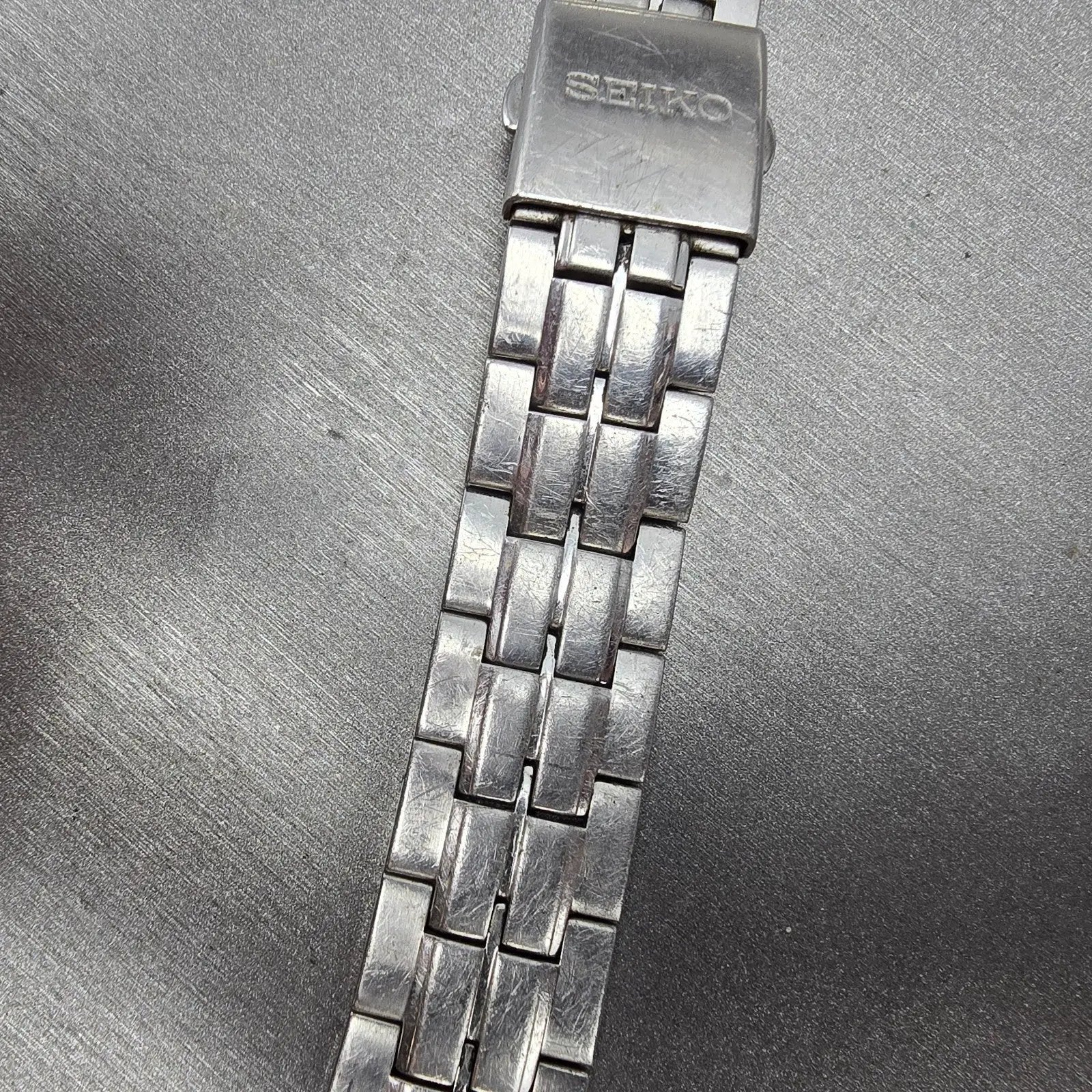 Seiko Solar Watch Men 38mm Black Dial Silver Tone Date READ!!!!!! V157-0AG0 Runs9