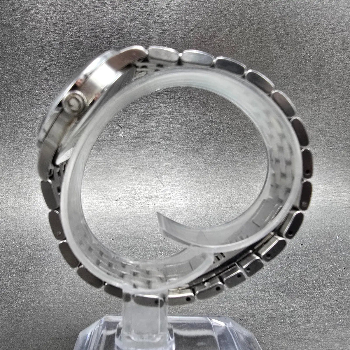Guess Collection Watch Women 30mm White Dial Silver Tone Round New Battery GC7